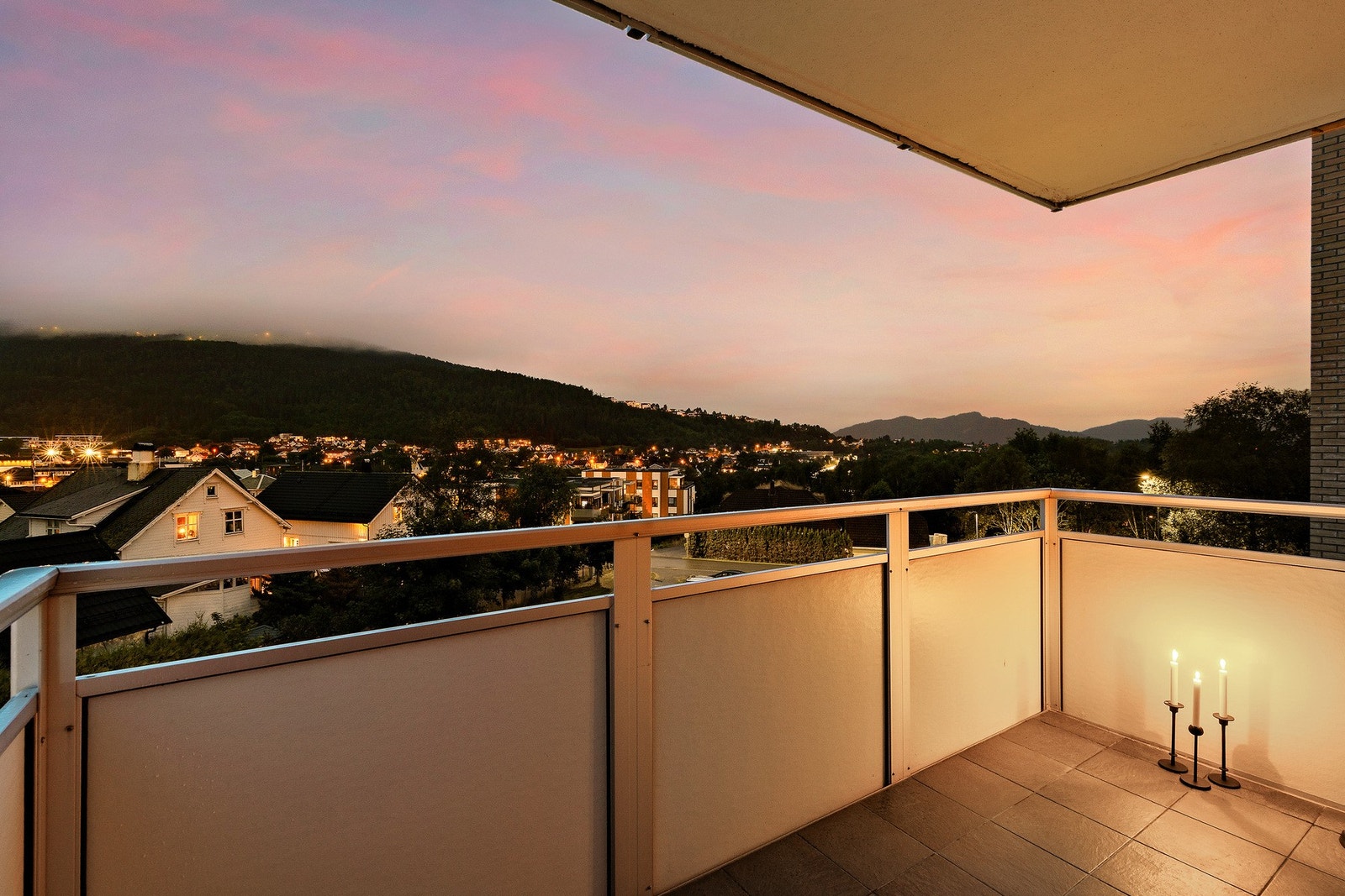 Her ligger alt til rette for å nyte sene sommerkvelder i trivelig selskap. Galleribilde