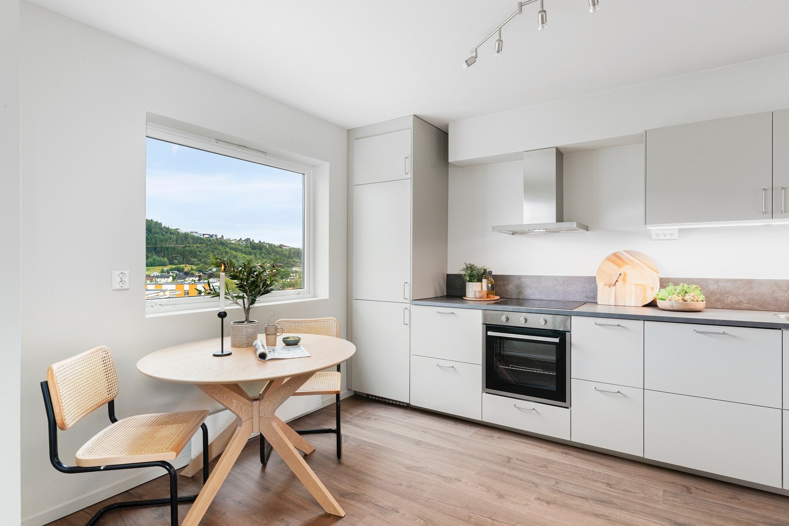 Lekker og moderne kjøkkeninnredning med lyse, glatter fronter. Innredningen er så godt som ny da denne er montert i år. Galleribilde