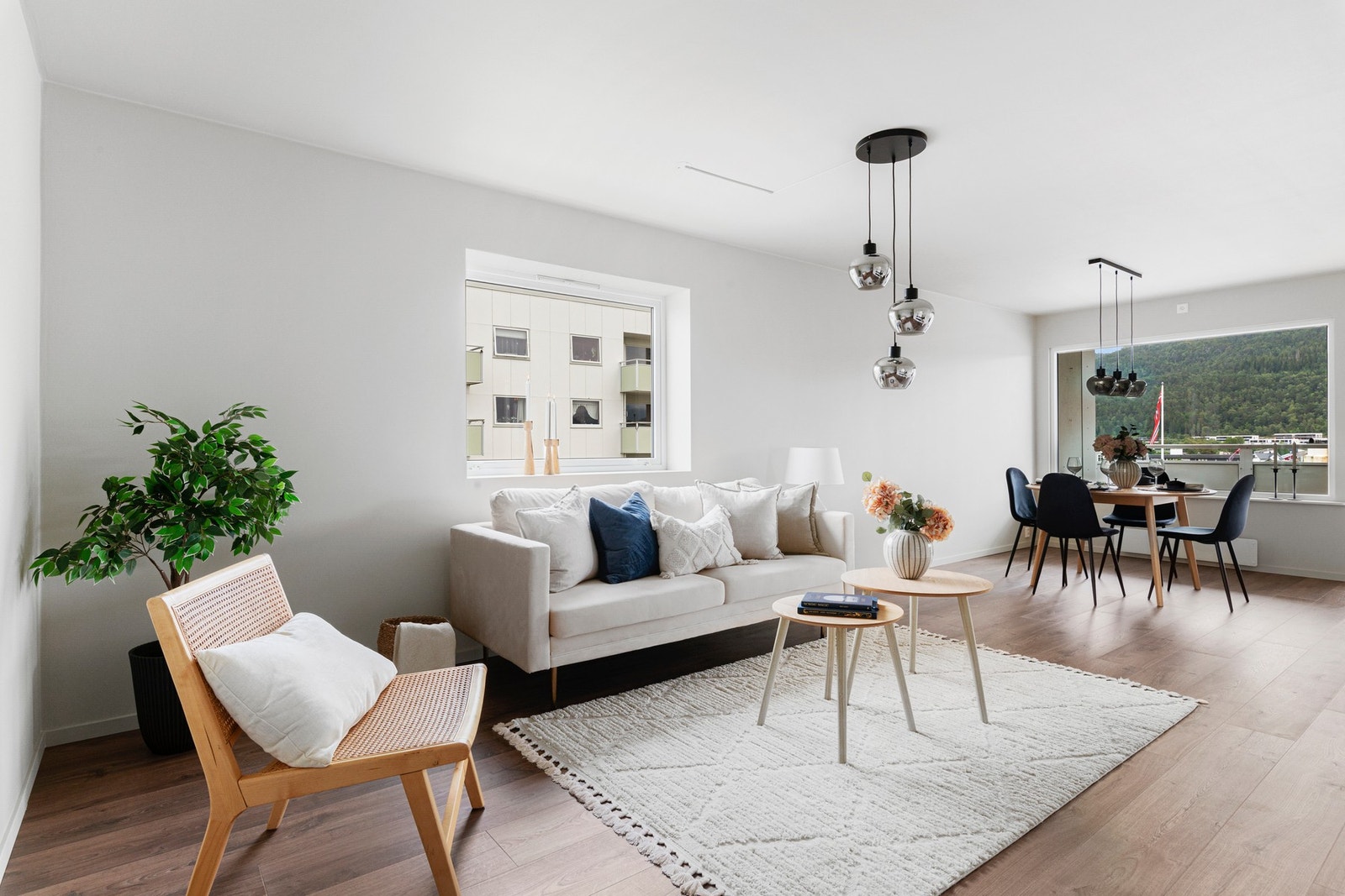 Den åpne stuen gjør det enkelt å skape ulike soner etter behov. Galleribilde