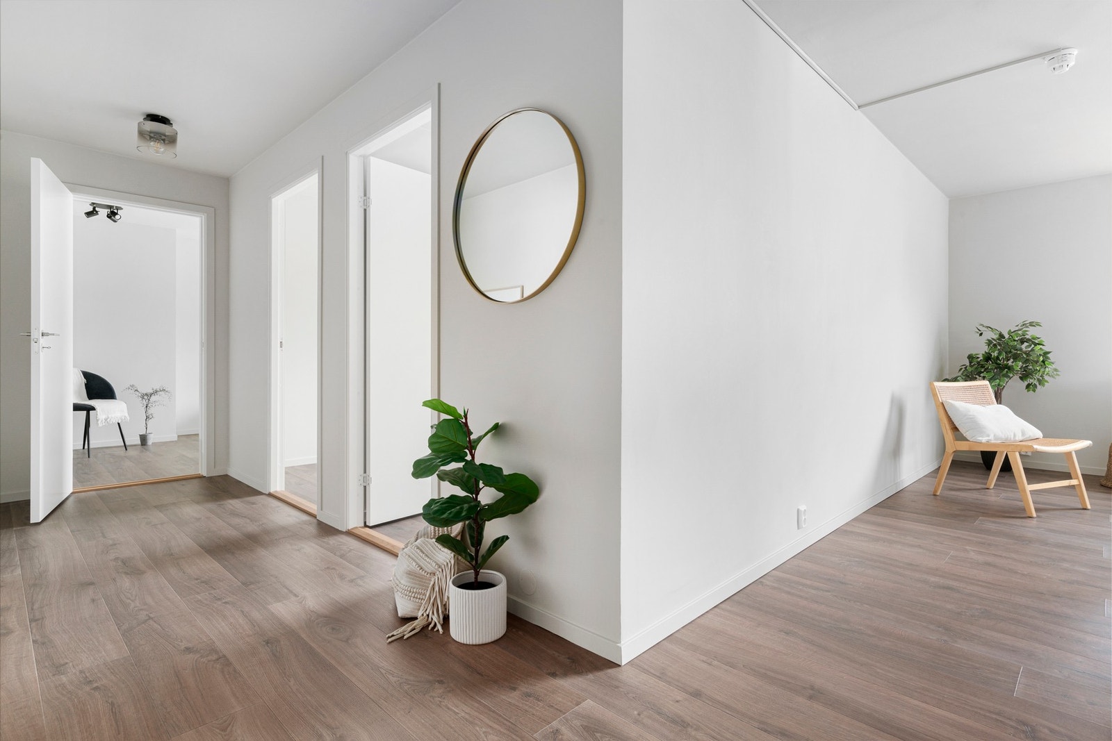 En lys hall ønsker deg velkommen. Galleribilde