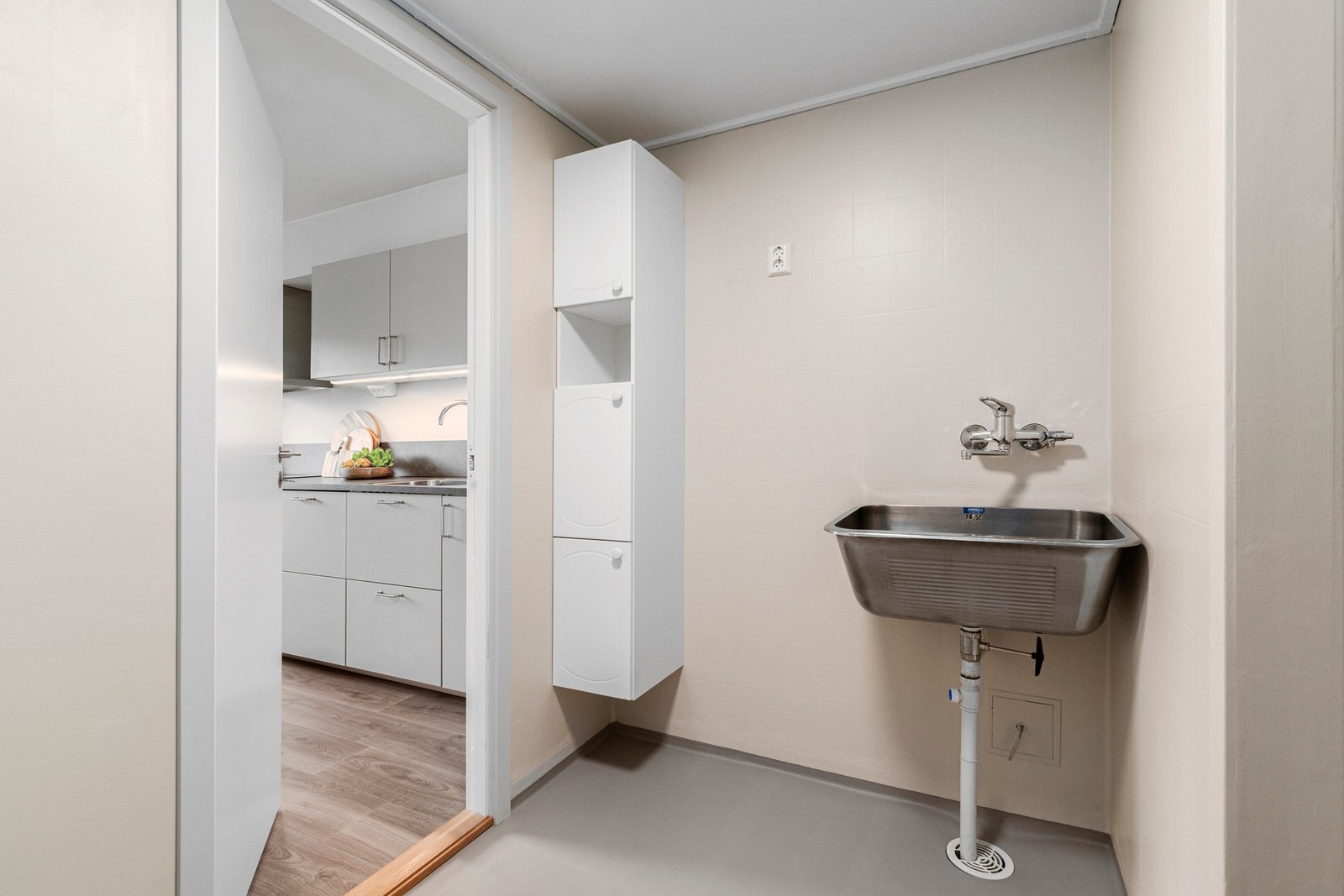 Vaskerommet er praktisk plassert i forhold til både kjøkken og baderom. Galleribilde