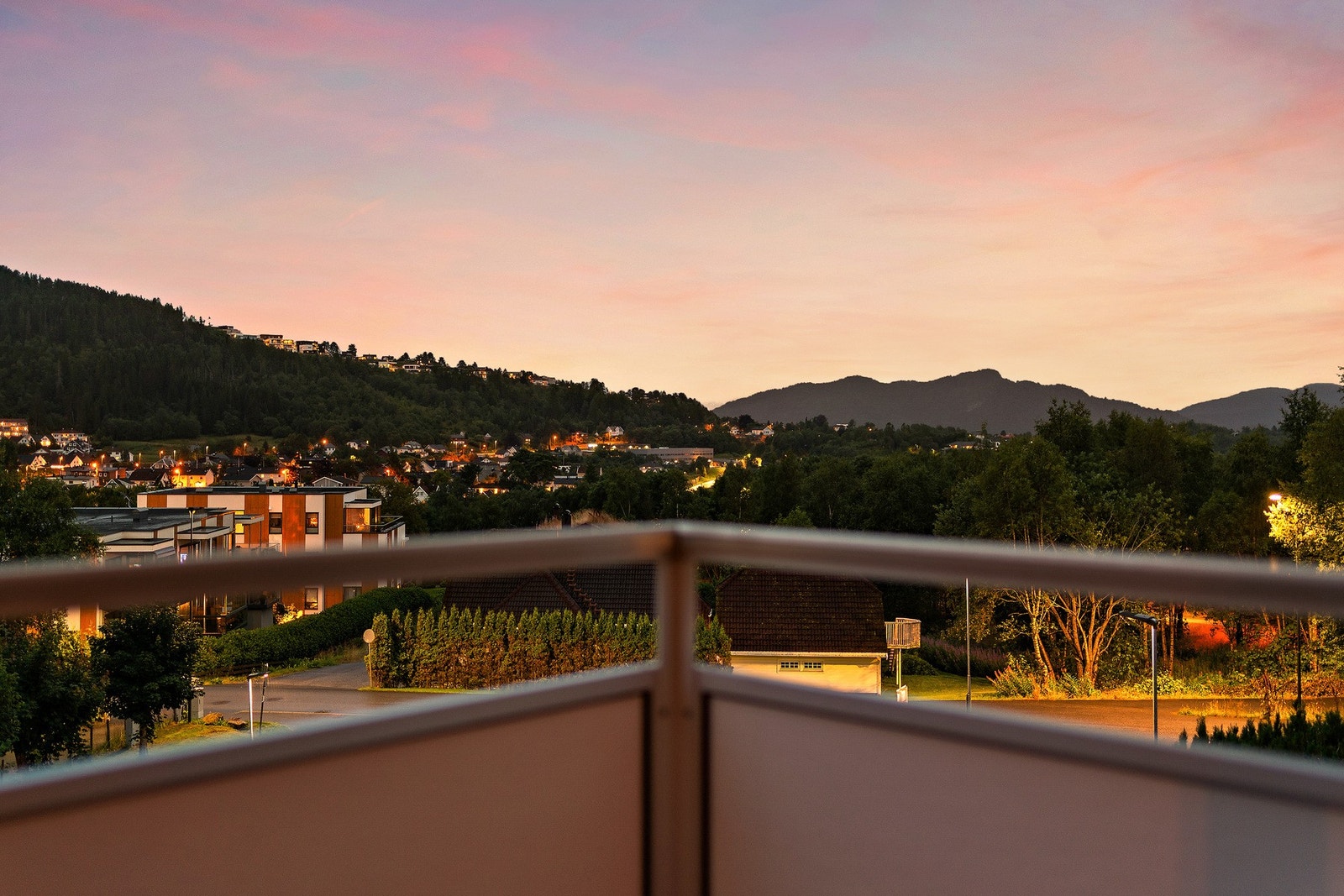 En flott andelsleilighet med attraktiv beliggenhet på Moa, betraktelig påkostet den siste tiden. Leiligheten er plassert i blokkens tredje etasje. Galleribilde