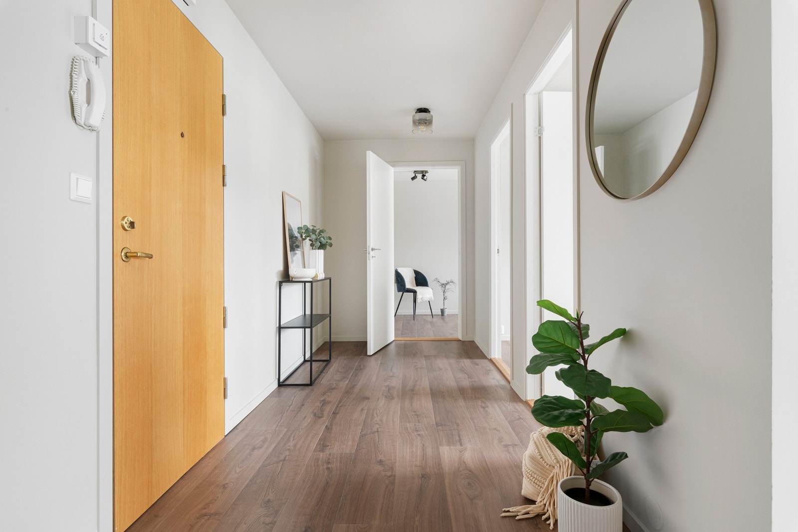 I gangen er det skiftet ut stikkontakter, brytere og lamper. Galleribilde