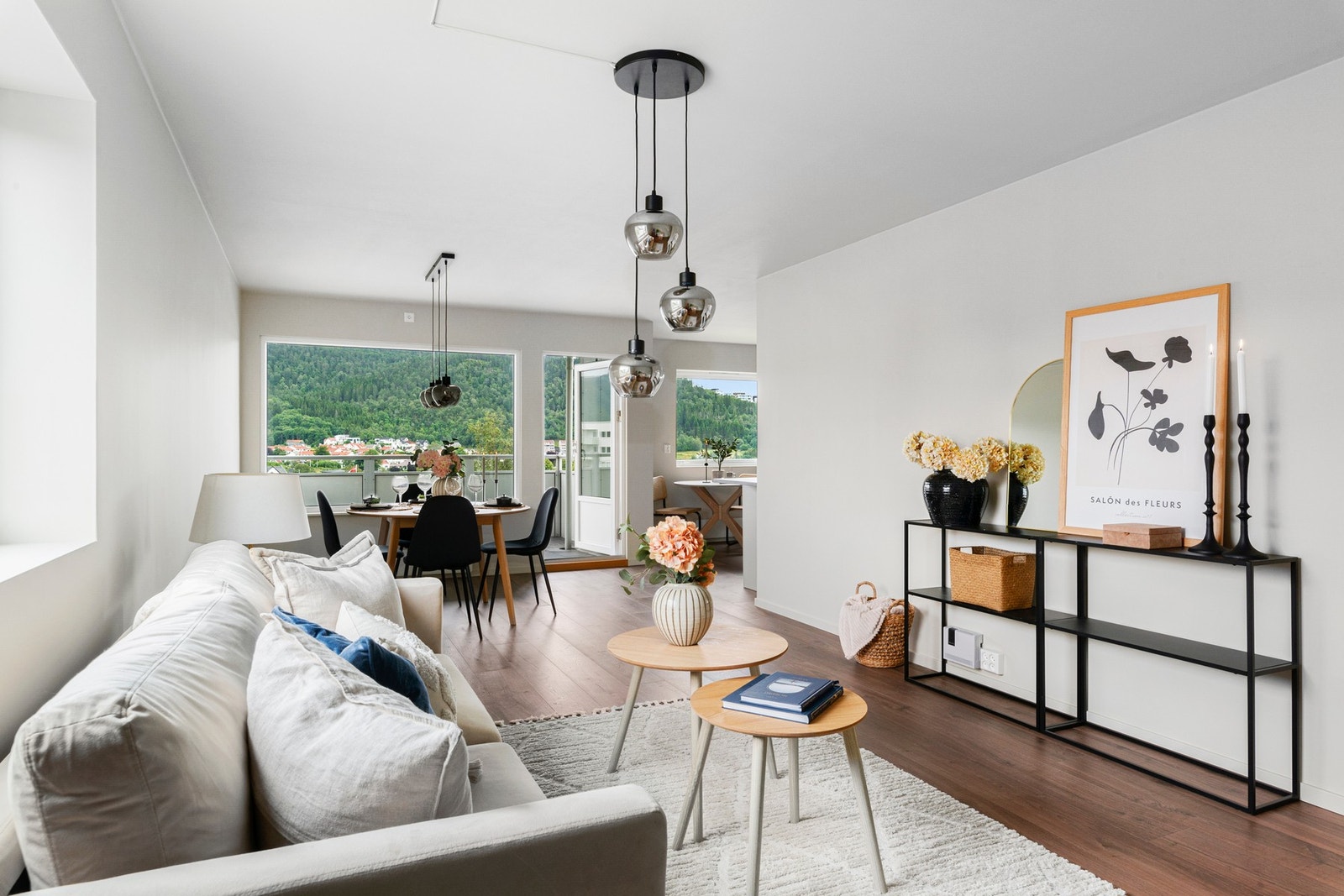 Boligen preges av store vinduer som gir et lyst og inviterende oppholdsmiljø. Galleribilde