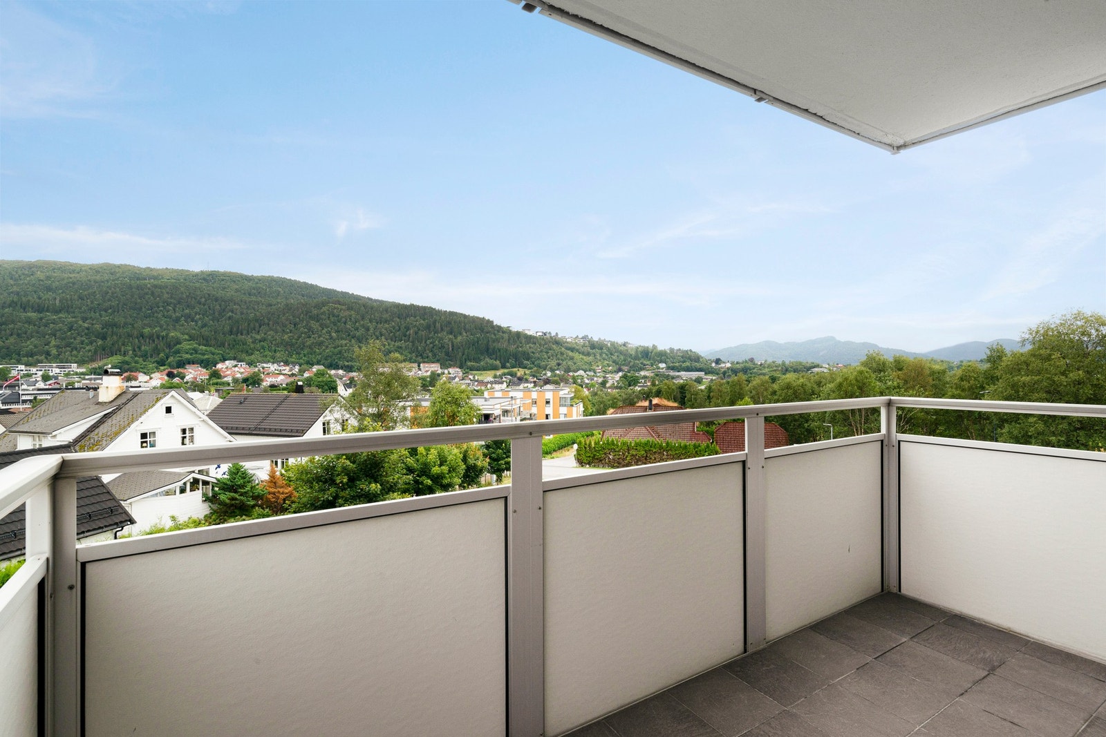 Verandaen byr på flott utsikt mot Emblemsfjellet og med sydvendt orientering får du solrike forhold. Galleribilde