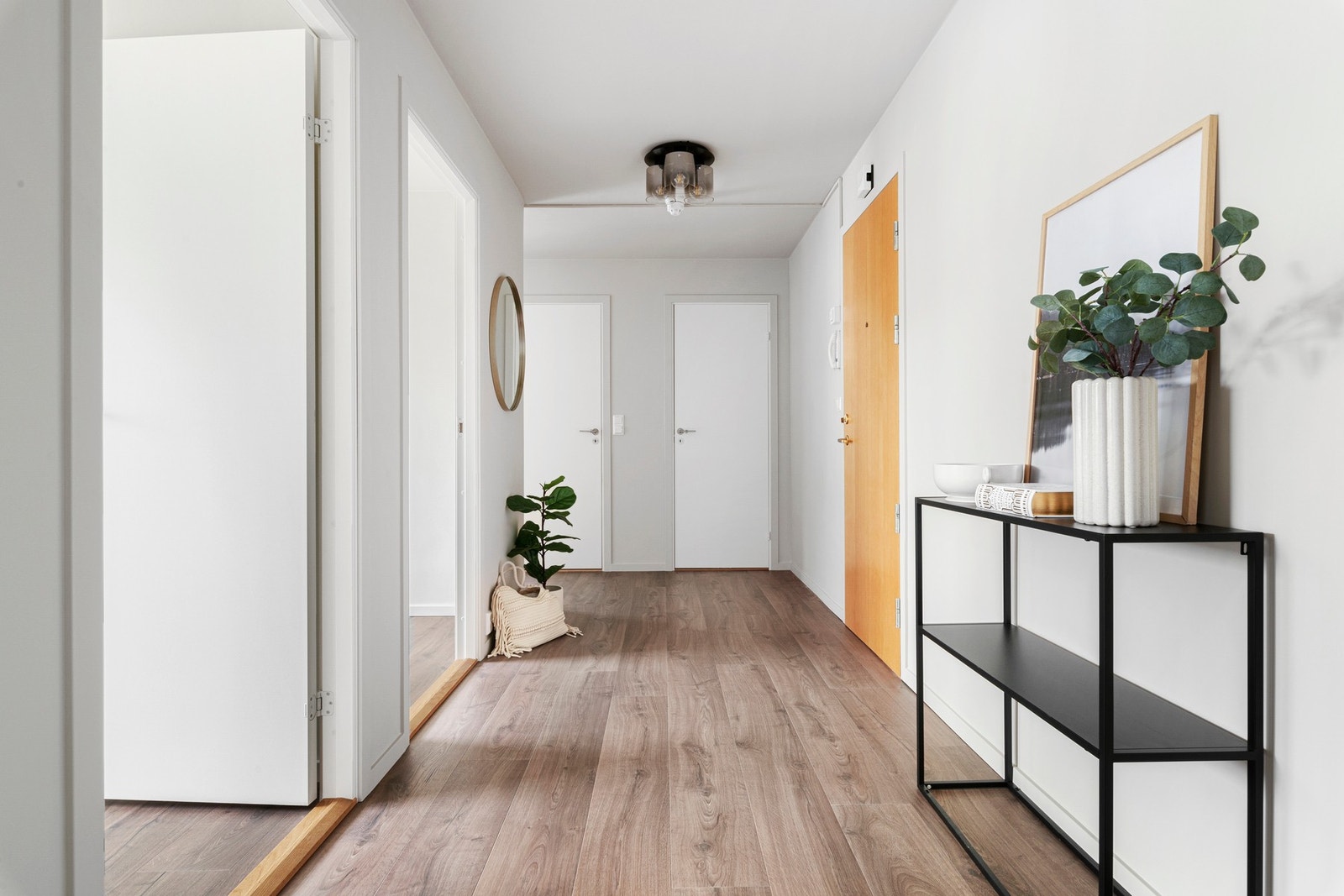 Her har du rom for ekstra møbler til oppbevaring. Galleribilde