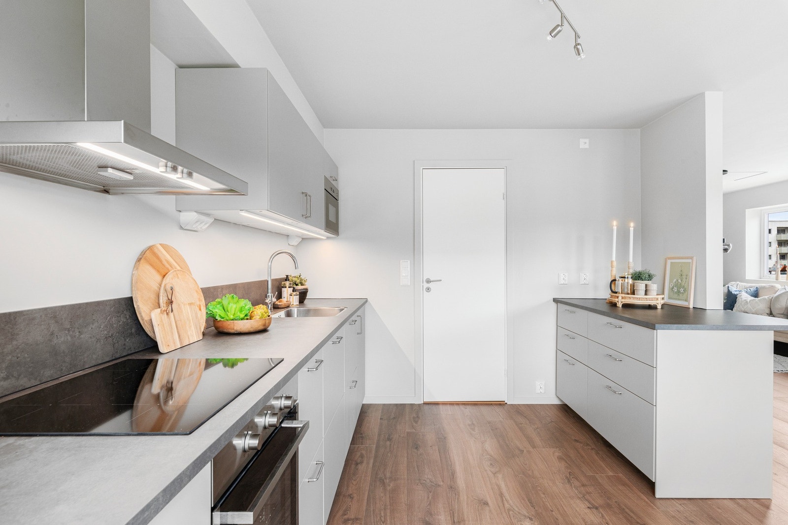 Kjøkkenøya gir rommet et moderne preg og praktiske løsninger. Galleribilde