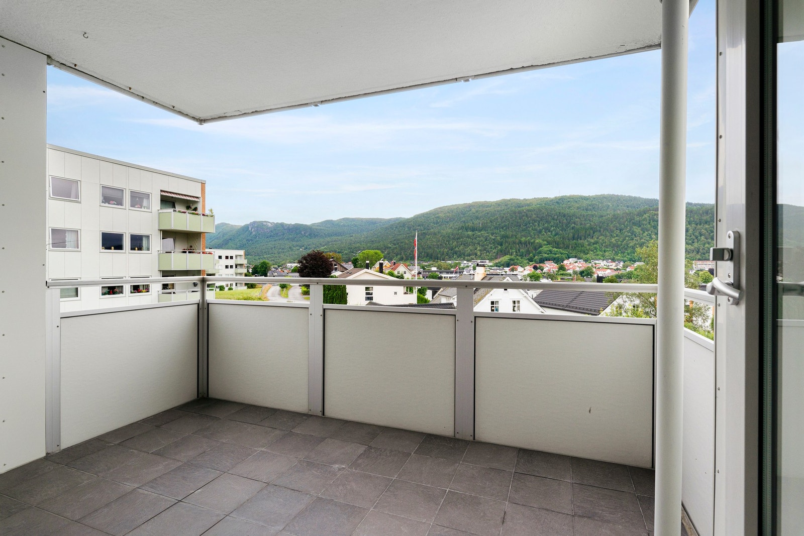 Fra allrommet er det tilgang til sydvendt veranda. Verandadøren er skiftet i 2023. Galleribilde