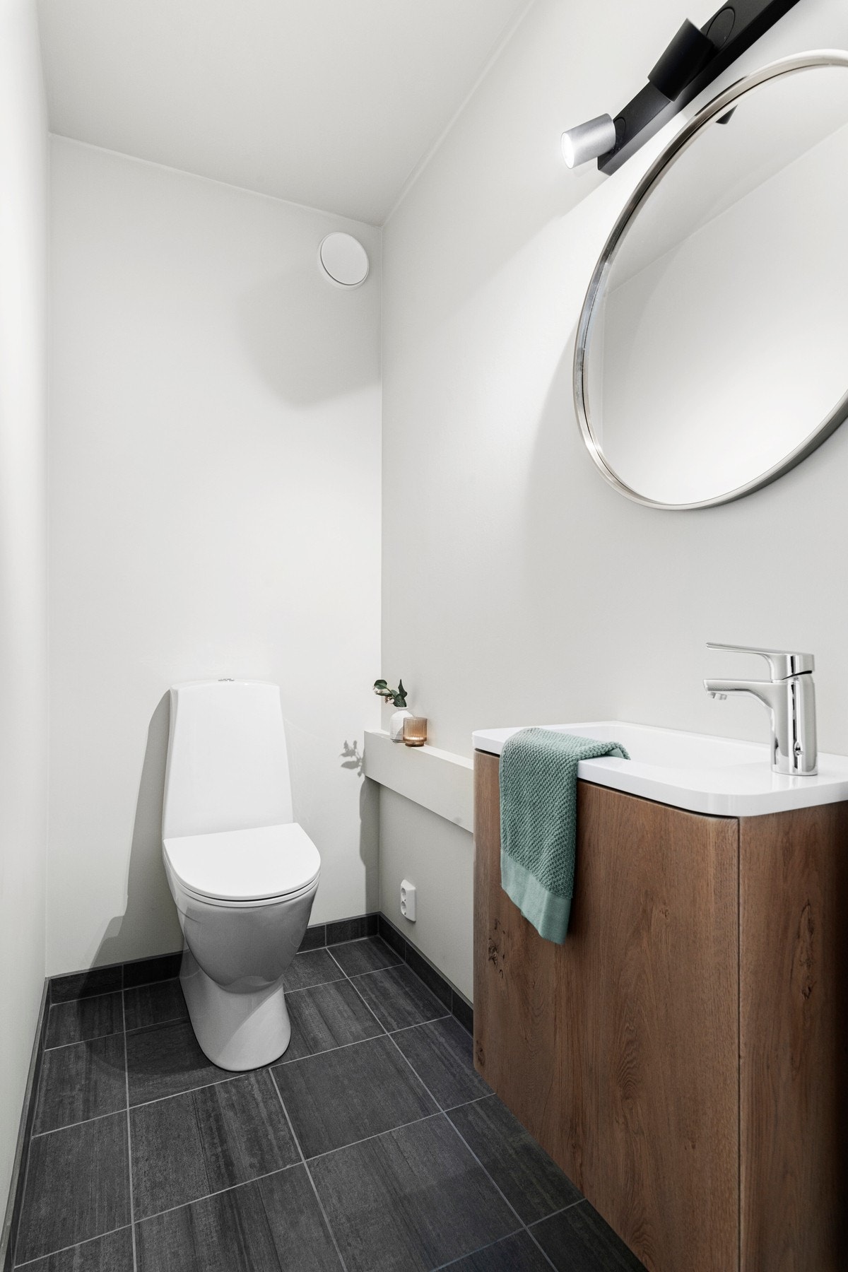 Toalettrommet er påkostet med ny servant, innredning og toalett. Det er i tillegg foretatt overflateoppussing. Galleribilde