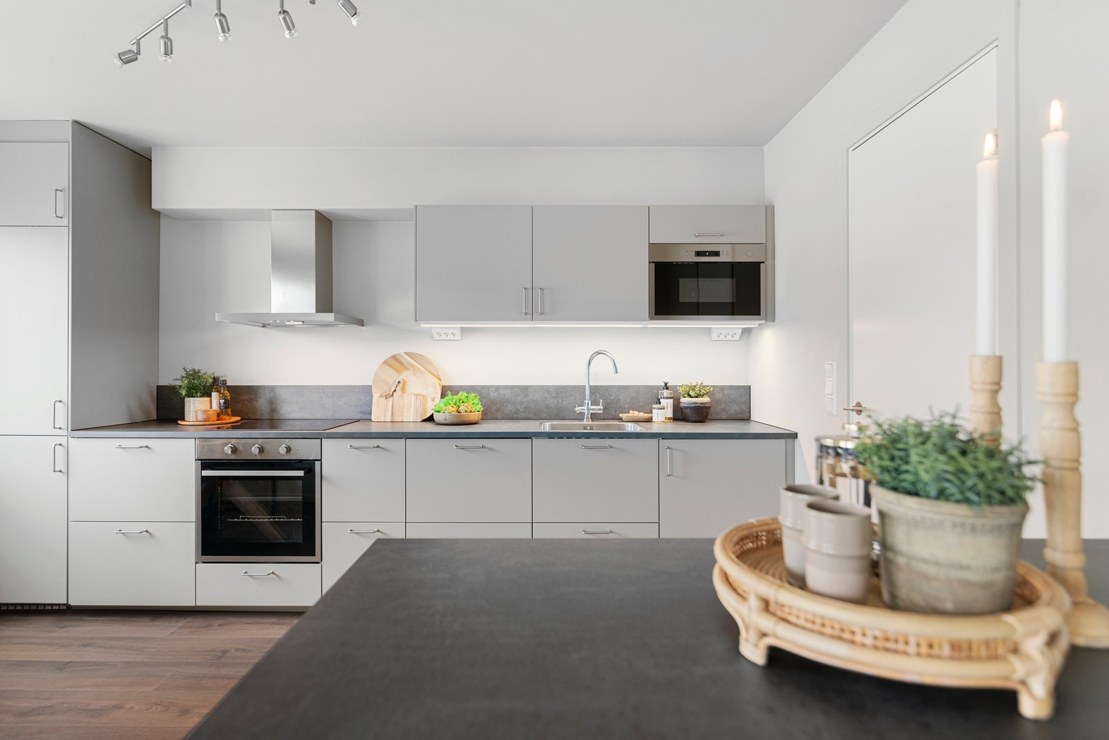 Utstyrt med alt du trenger: integrert kjøl/frys, oppvaskmaskin, platetopp, mikro og stekeovn. Galleribilde