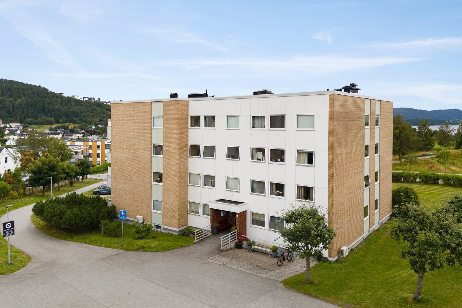 Fra leiligheten er det kort gangavstand til alle fasiliteter AMFI Moa har å by på, i tillegg til flotte turområder like ved. Galleribilde