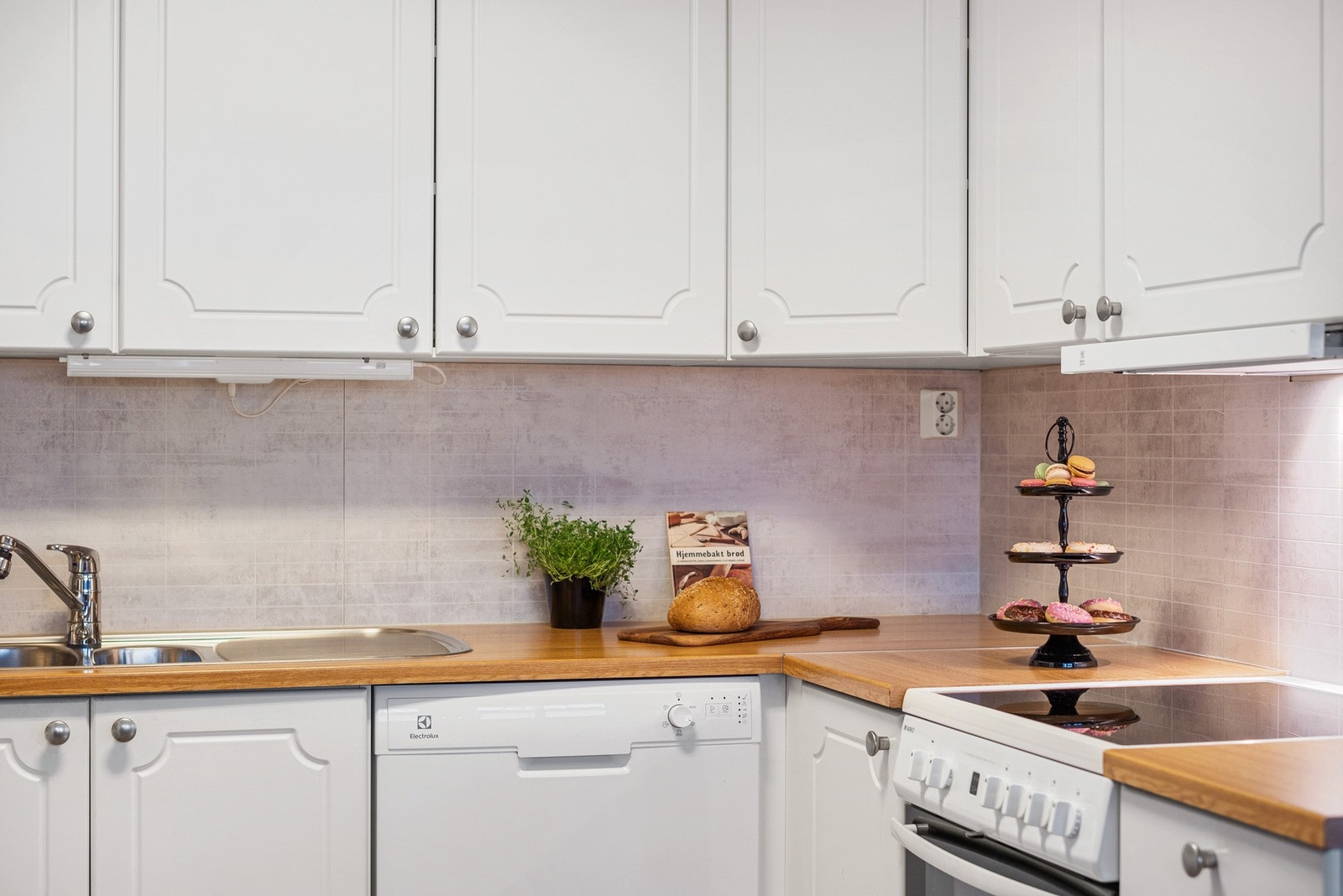 Flislagt backsplash under overskap. Galleribilde
