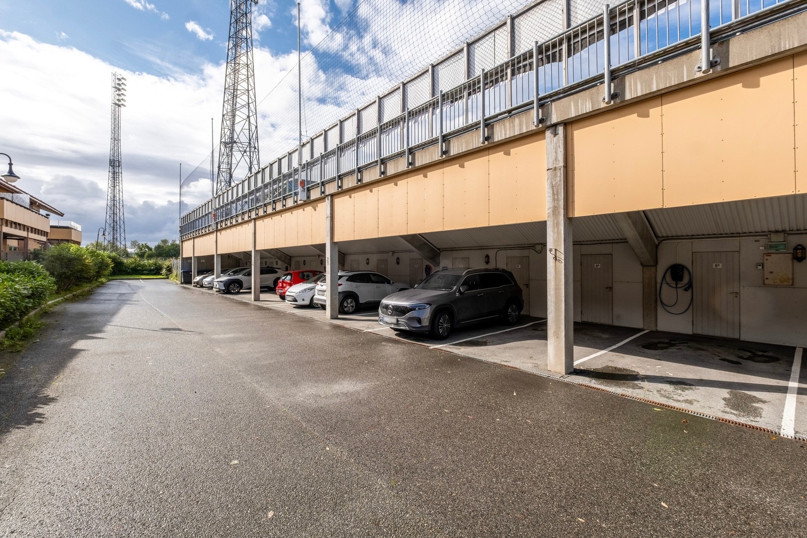 Fast parkering i carport ned tilhørende utebod. Galleribilde