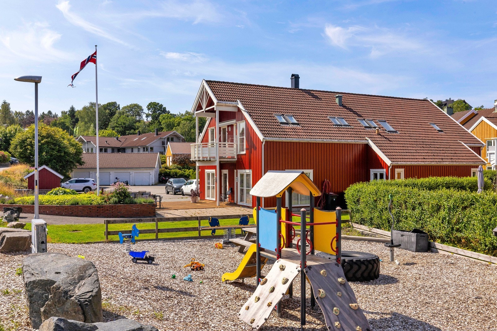 Nærområdet med lekeplass og nærhet til sjøen Galleribilde