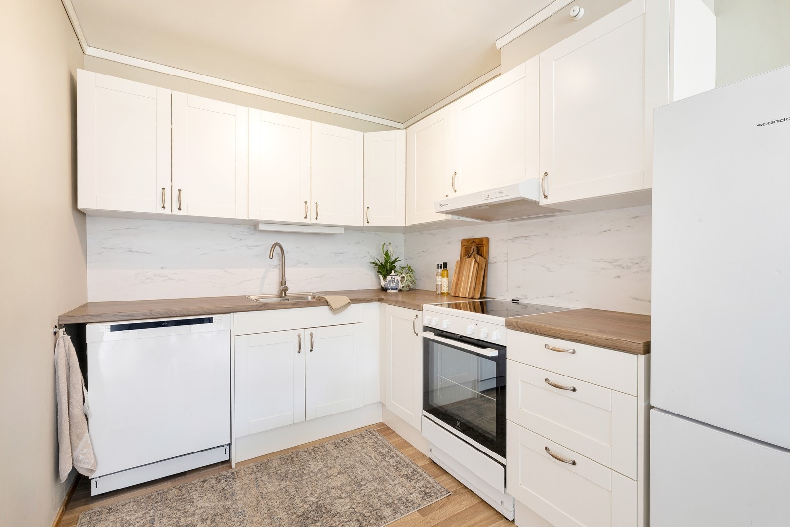 Nøytral pen kjøkkeninnredning hvor hvitevarer kan medfølge hvis ønskelig. Galleribilde