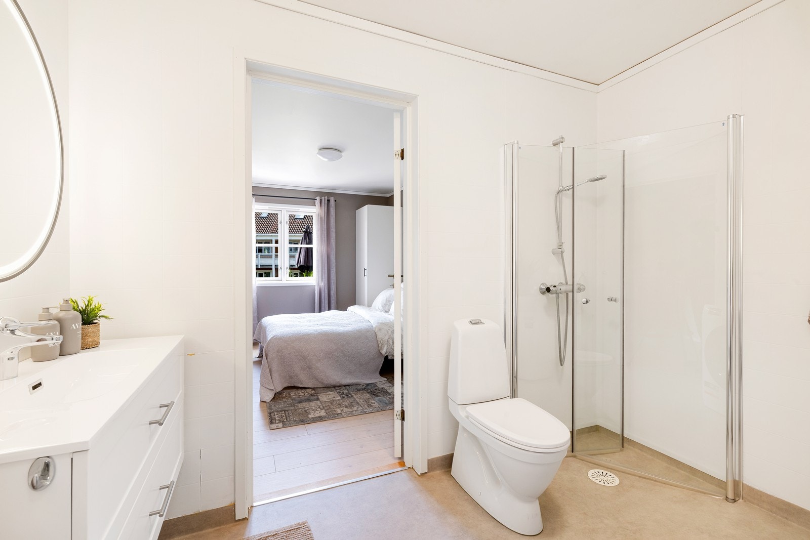 Badet har praktisk adkomst fra både soverom og gang Galleribilde