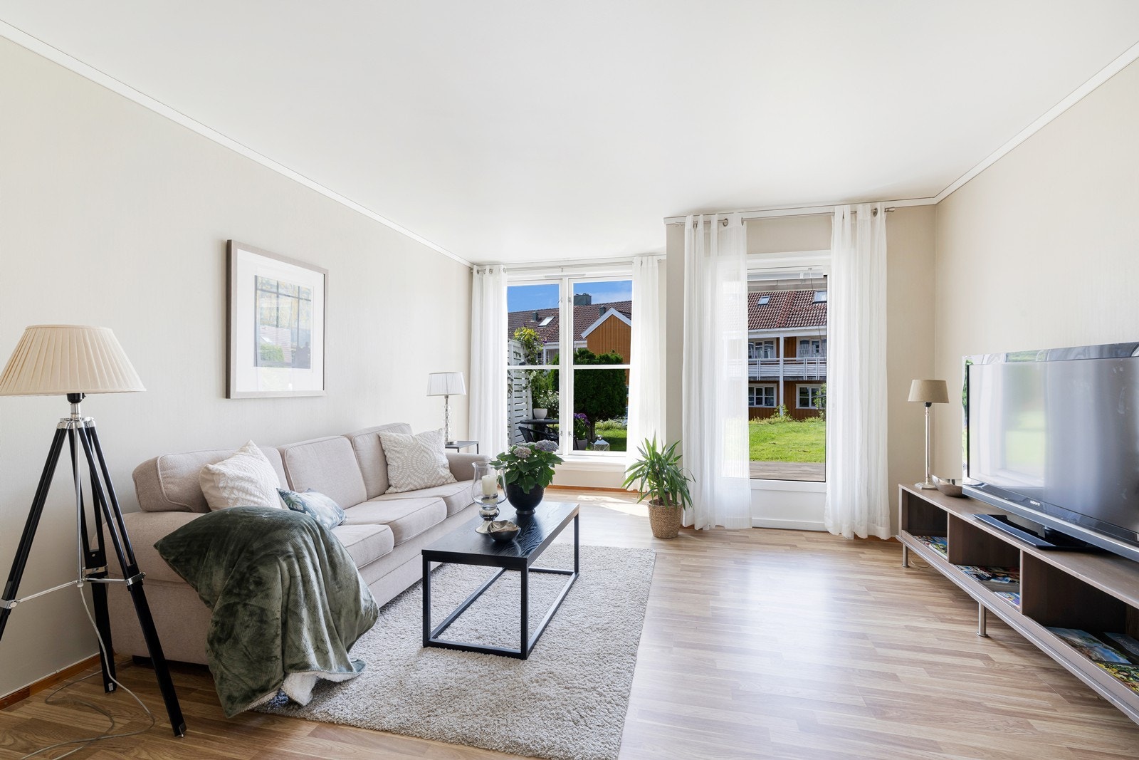 Leiligheten har ei romslig stue med utgang til ny stor platting Galleribilde