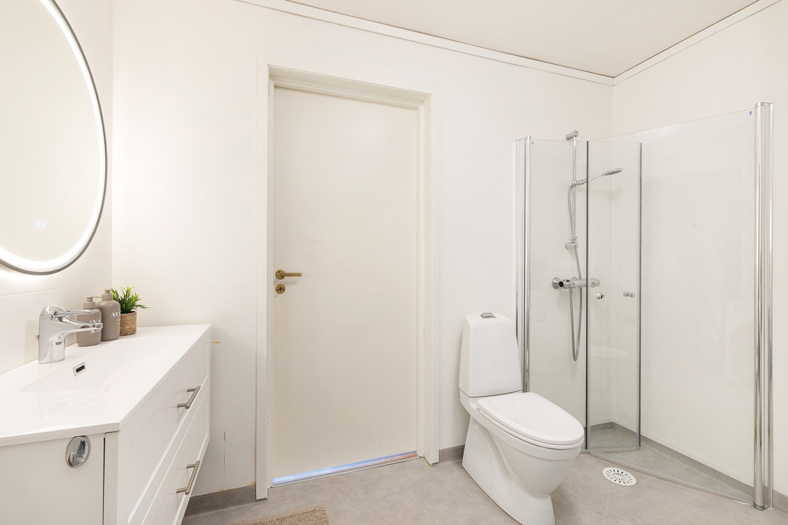 Badet har nytt belegg, ny dusjvegg og ny servant m/ underskuff og speil Galleribilde