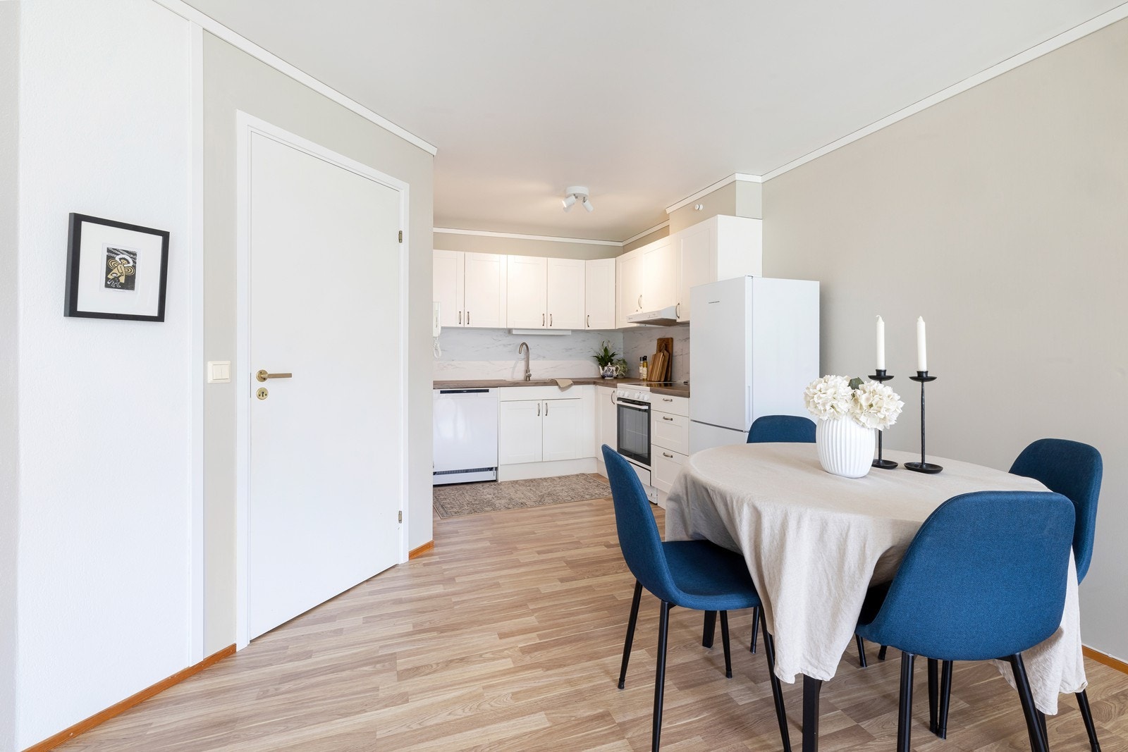 Det er plass til spisebord mellom salong og kjøkken Galleribilde