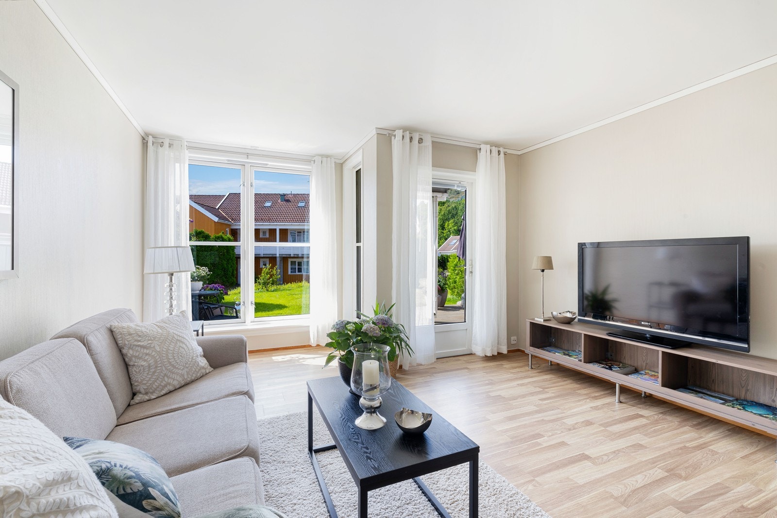 Pent gulv og lyse vegger i tidsriktige farger Galleribilde