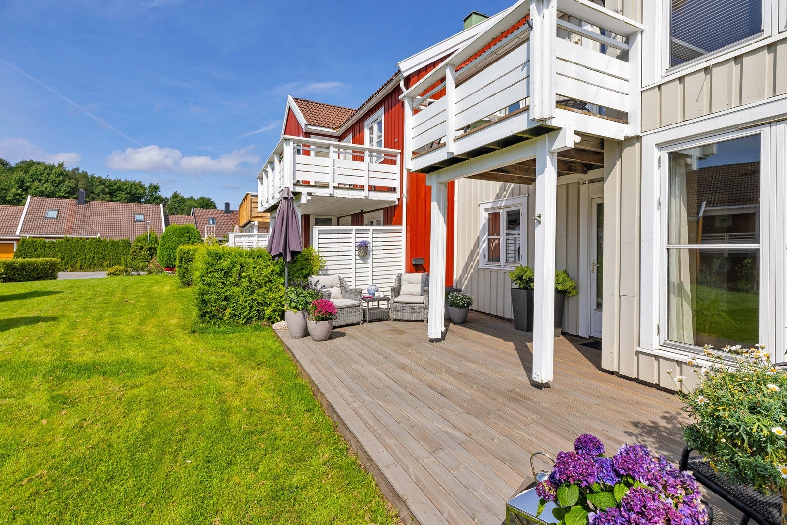 Det nevnes at naboen over har fått godkjent å utvide sin terrasse noe Galleribilde
