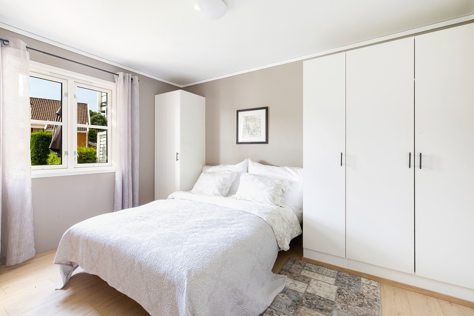 Soverommet har rikelig med garderobeskap Galleribilde