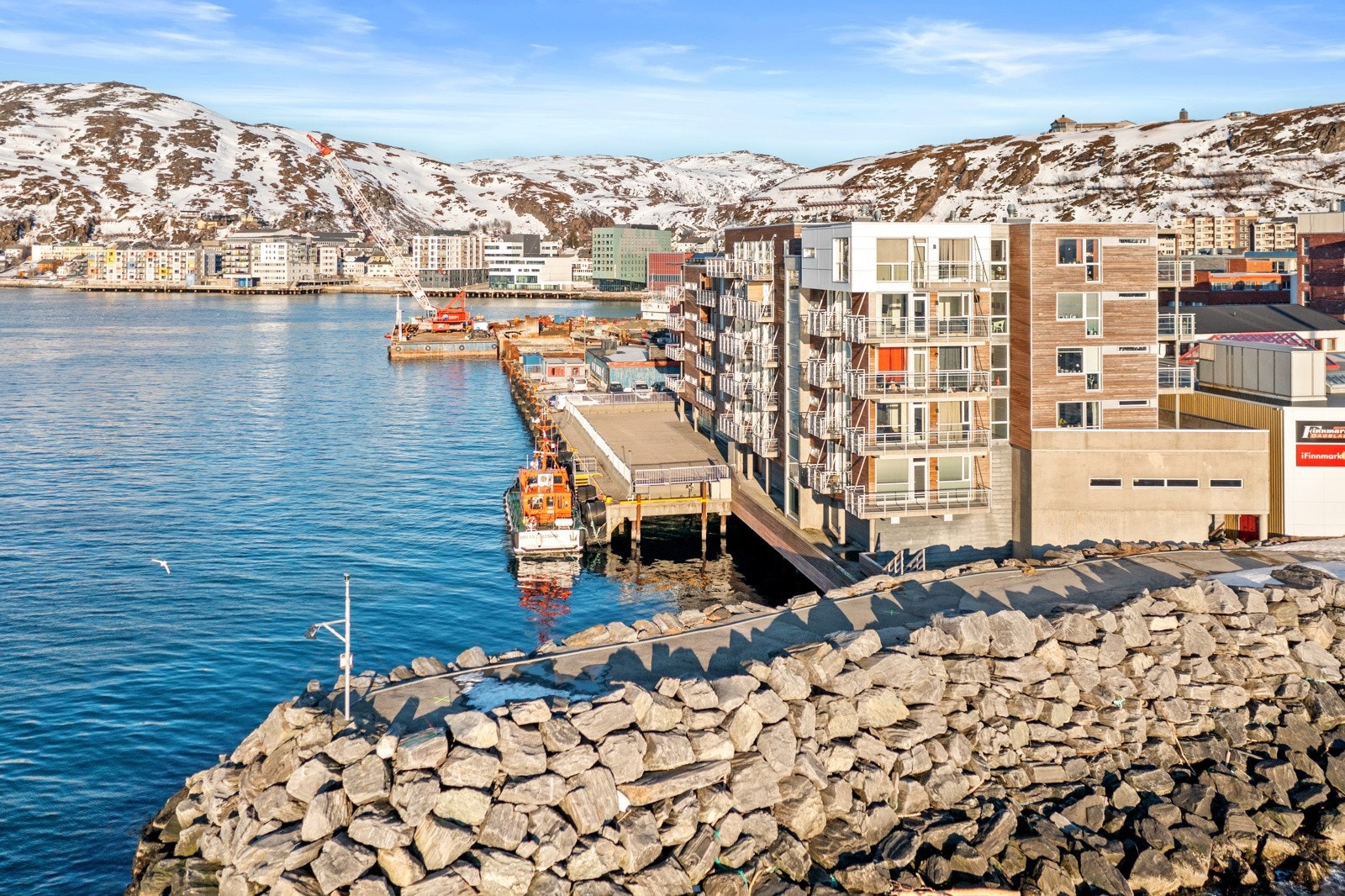 Leiligheten ligger svært sentralt og populært til i Hammerfest sentrum. Nissensenteret ligger ca. 160 meter fra boligen, og nærmeste bussholdeplass er like ved leilighetsblokka. Galleribilde