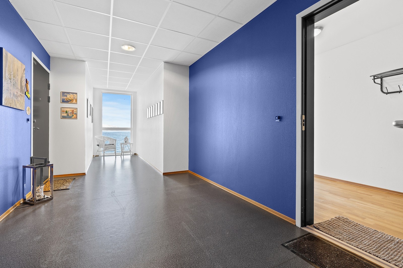 Leiligheten er i 5. etasje i hjørnet av bygget med adkomst gjennom lyse og trivelige fellesarealer. Galleribilde