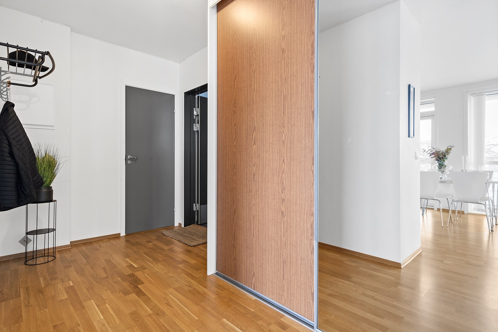 Inn til leiligheten møter du en innbydende og praktisk entré med skyvedørsgarderobe og god plass til øvrige garderobeløsninger. Galleribilde