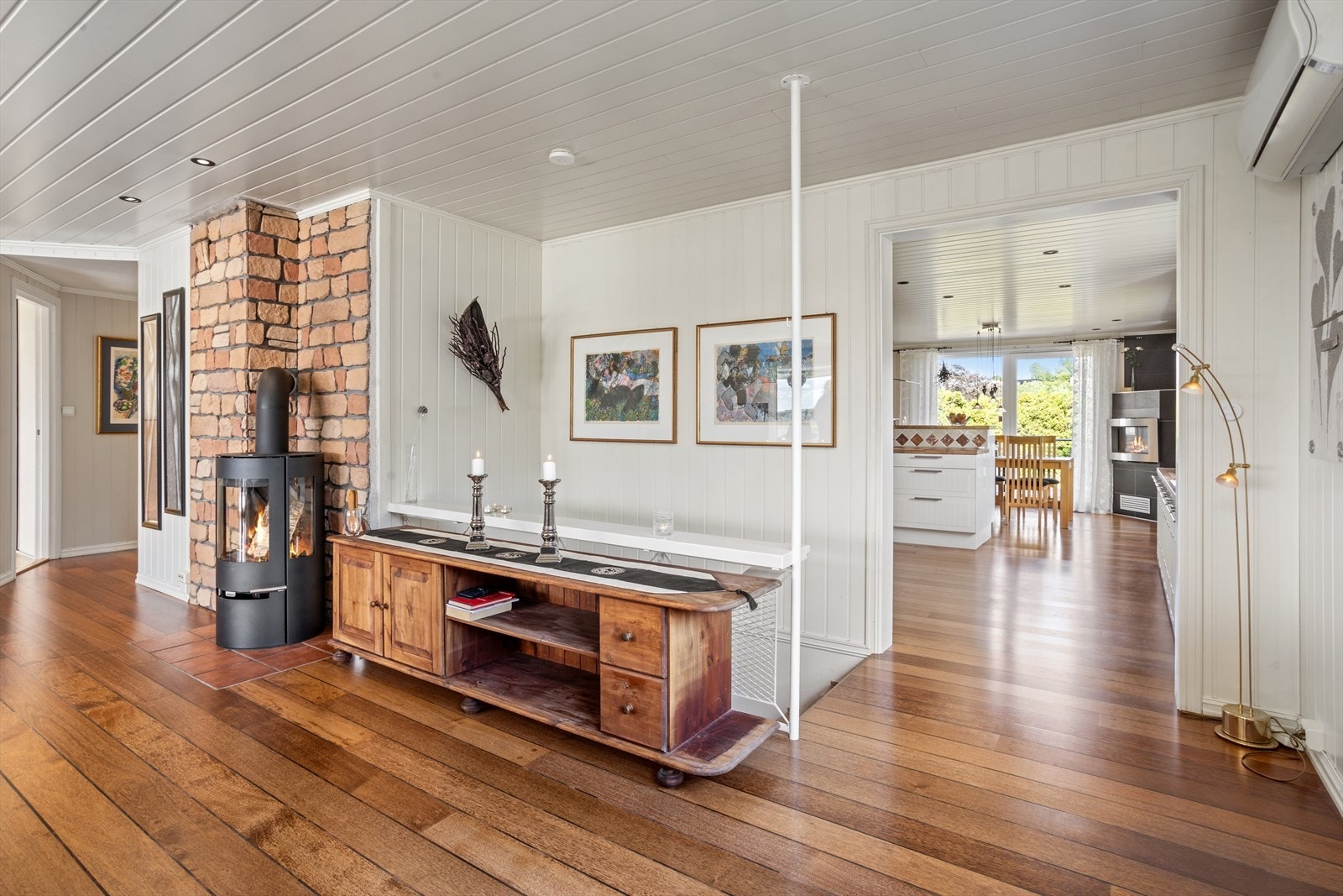 Fra stue og inn til kjøkken Galleribilde