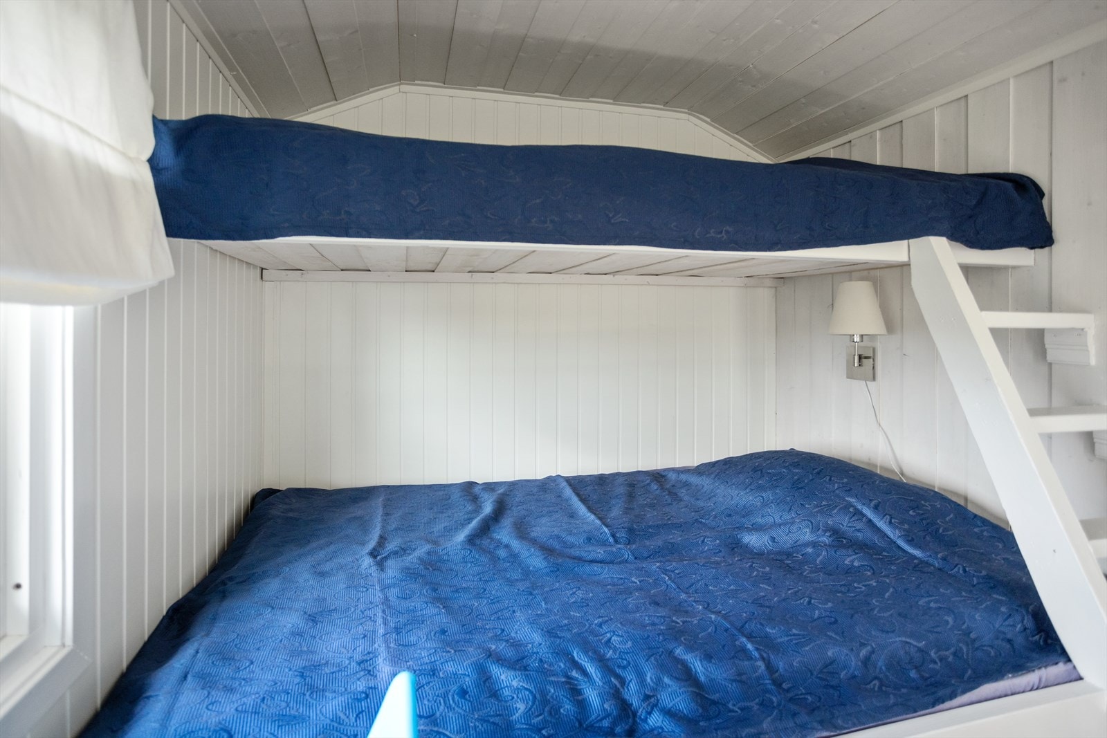 Bod(Anneks) i hagen. En natt her kan være kjempegøy for barna! Innredet med 4 sengeplasser. Galleribilde