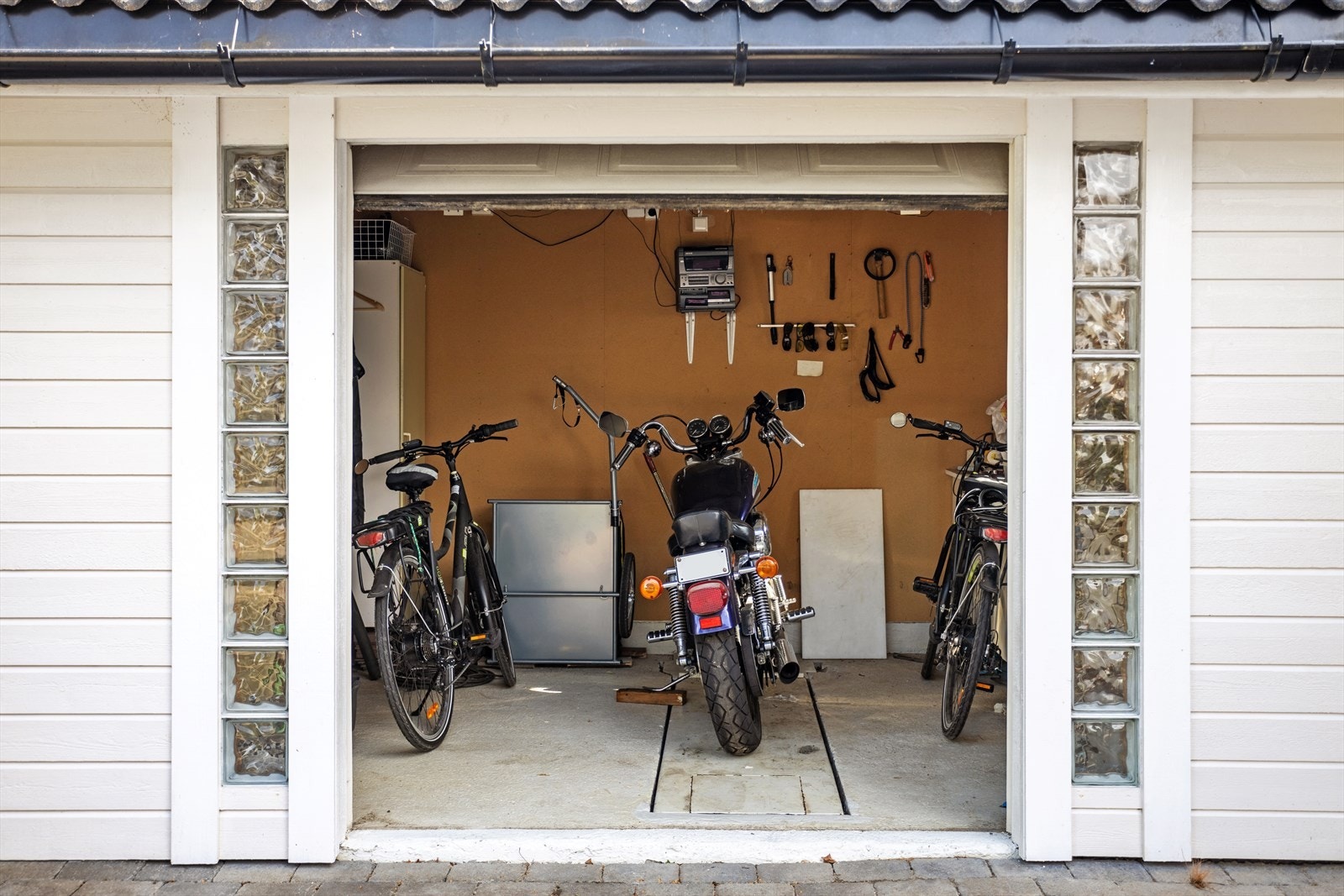 Garasjen er spesielt tilpasset motorsykkel med egen inn renting for å kunne heve motorsykkelen i arbeidshøyde. Galleribilde