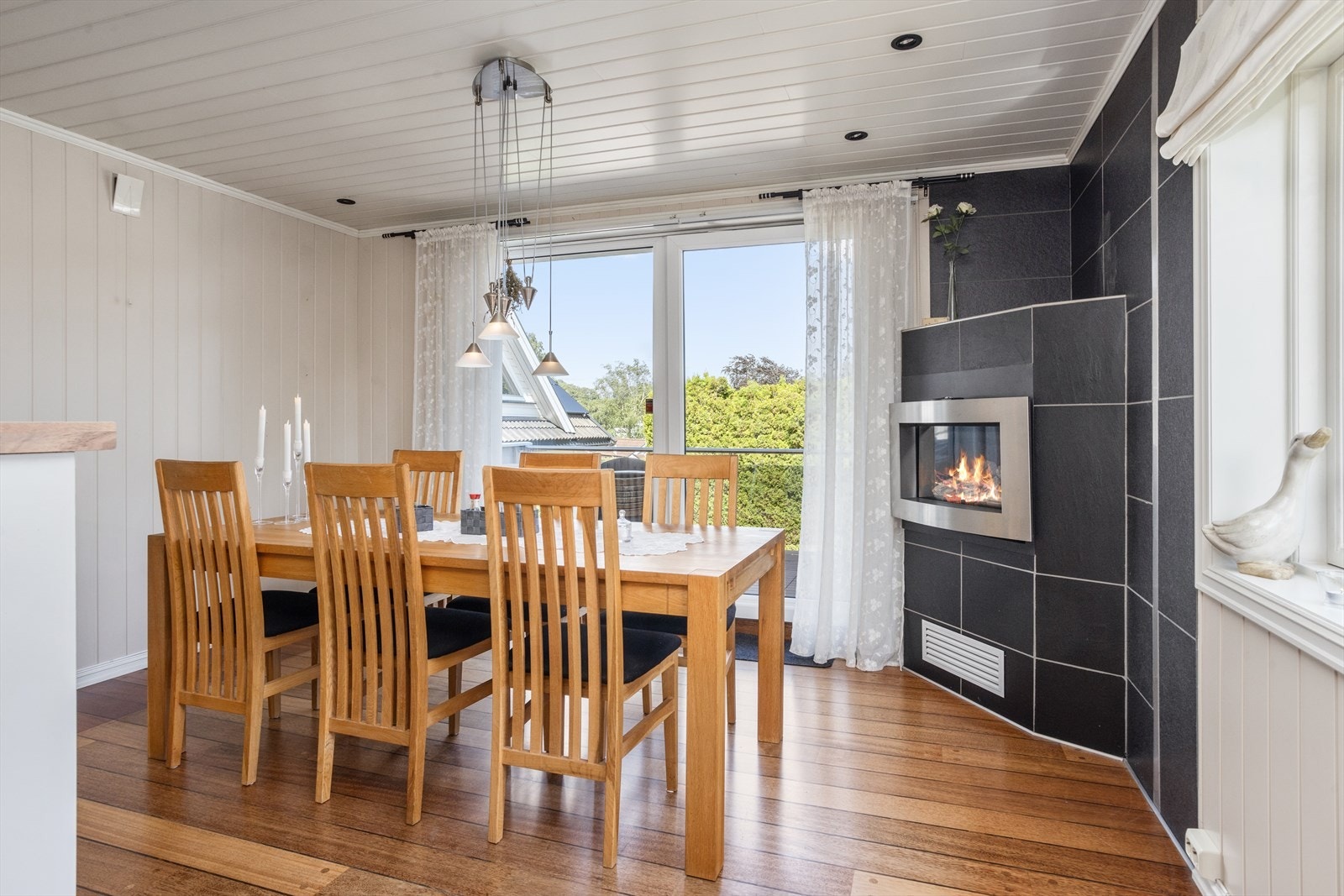 Fra spisestuen har du direkte adgang til veranda. Galleribilde