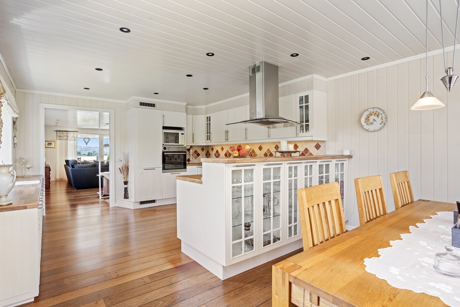 Naturlig spise- stue/sone like ved kjøkkenet. Galleribilde