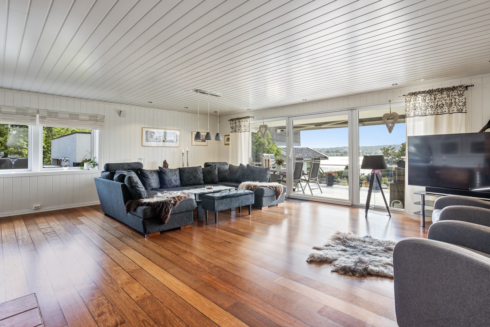 I stuen er det god møbleringsfrihet og store vinduer som sørger for masse naturlig lysinnslipp! Galleribilde