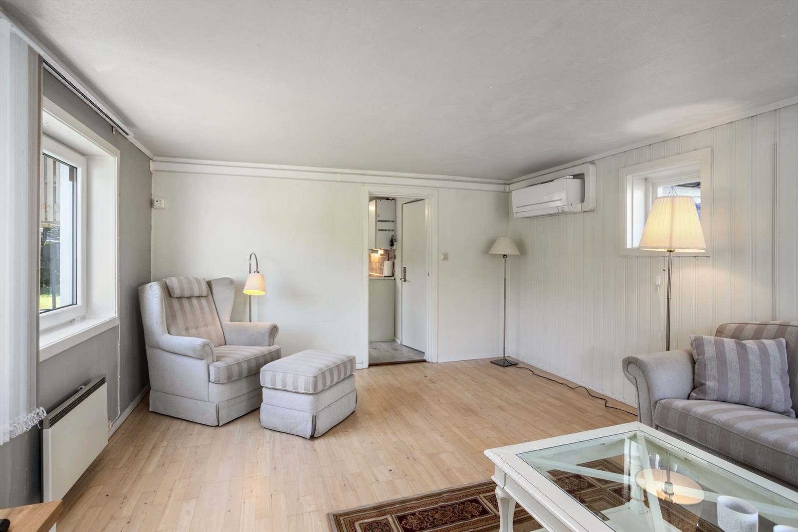 Svært romslig stue med god møbleringsfrihet og store vinduer Galleribilde