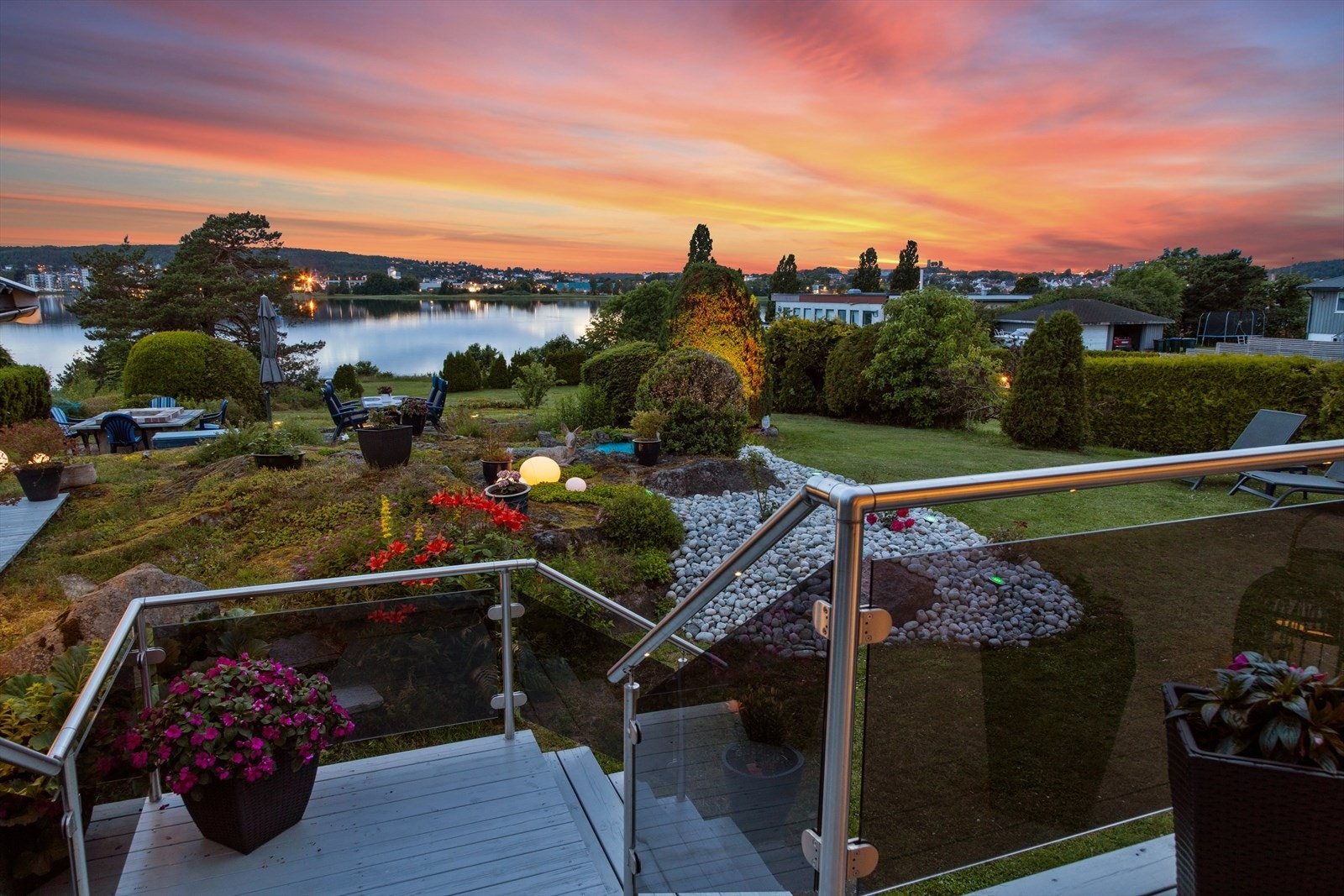 Nydelig utsikt med sol til langt ut på kvelden. Galleribilde