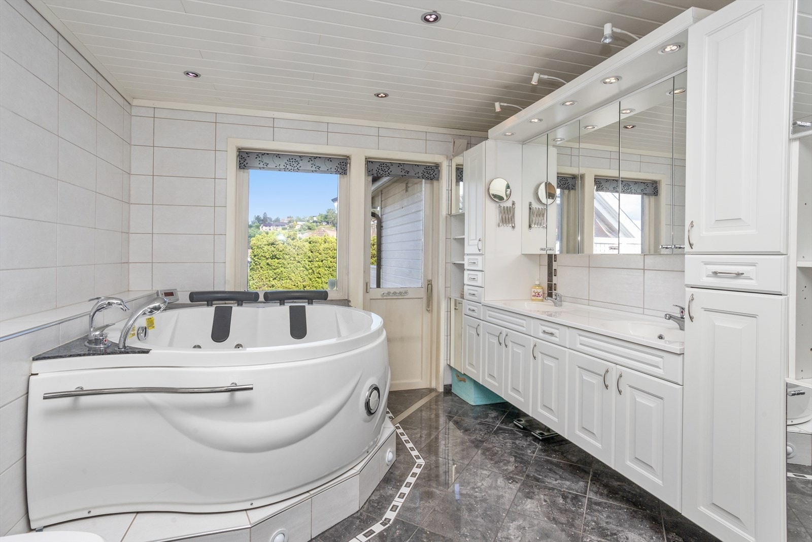 Døren og vindu ut mot balkong vil bli skiftet av eier til nyere før salg. Veranda på ca. 2 m² med tilgang fra bad. Galleribilde