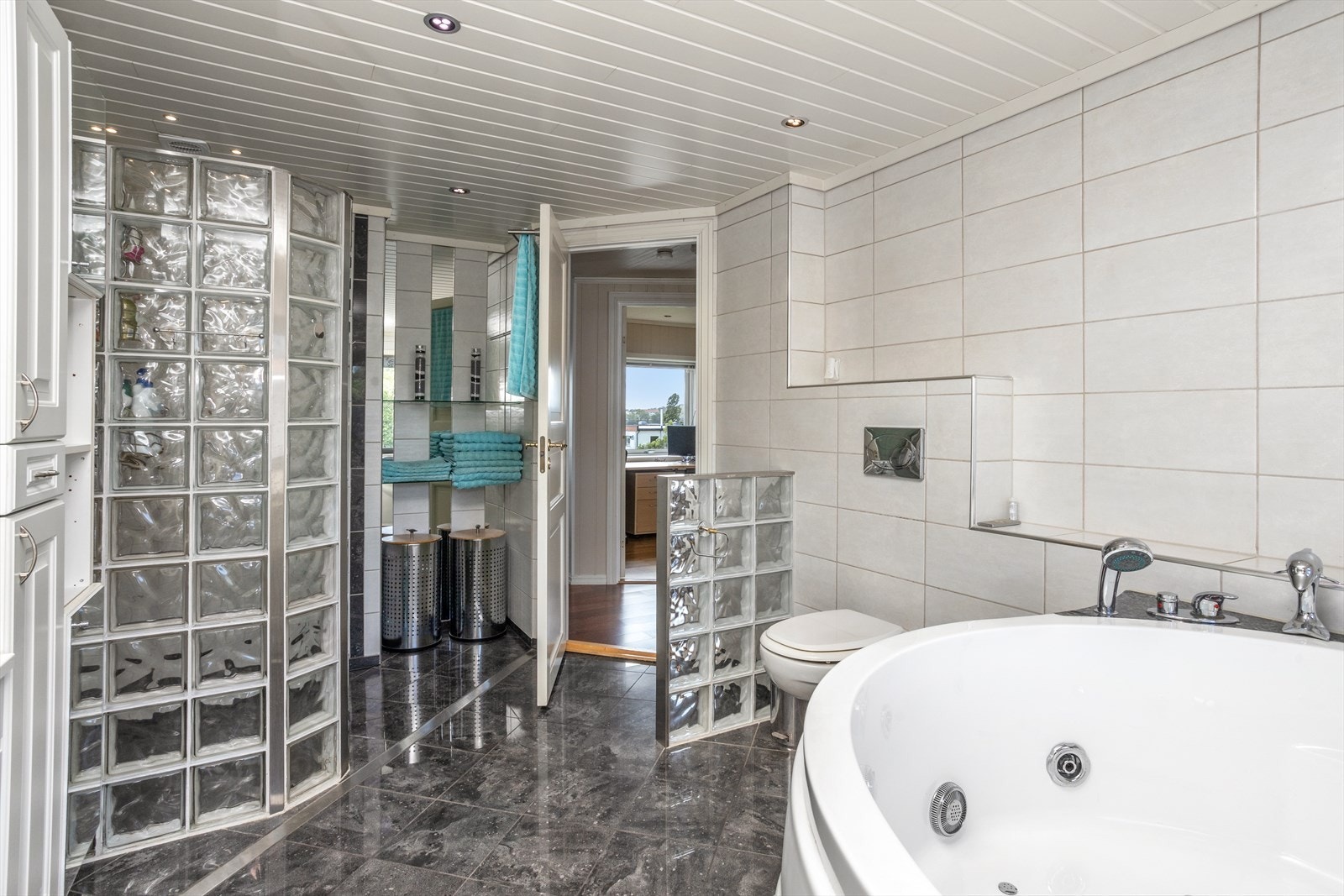 Bad i hovedetasje. Galleribilde