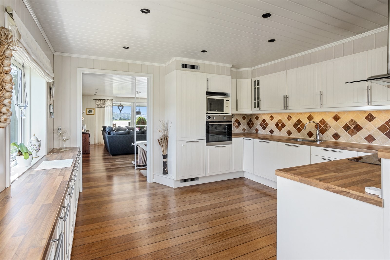 Kjøkkenet har god arbeids-/skap/benkplass. Galleribilde