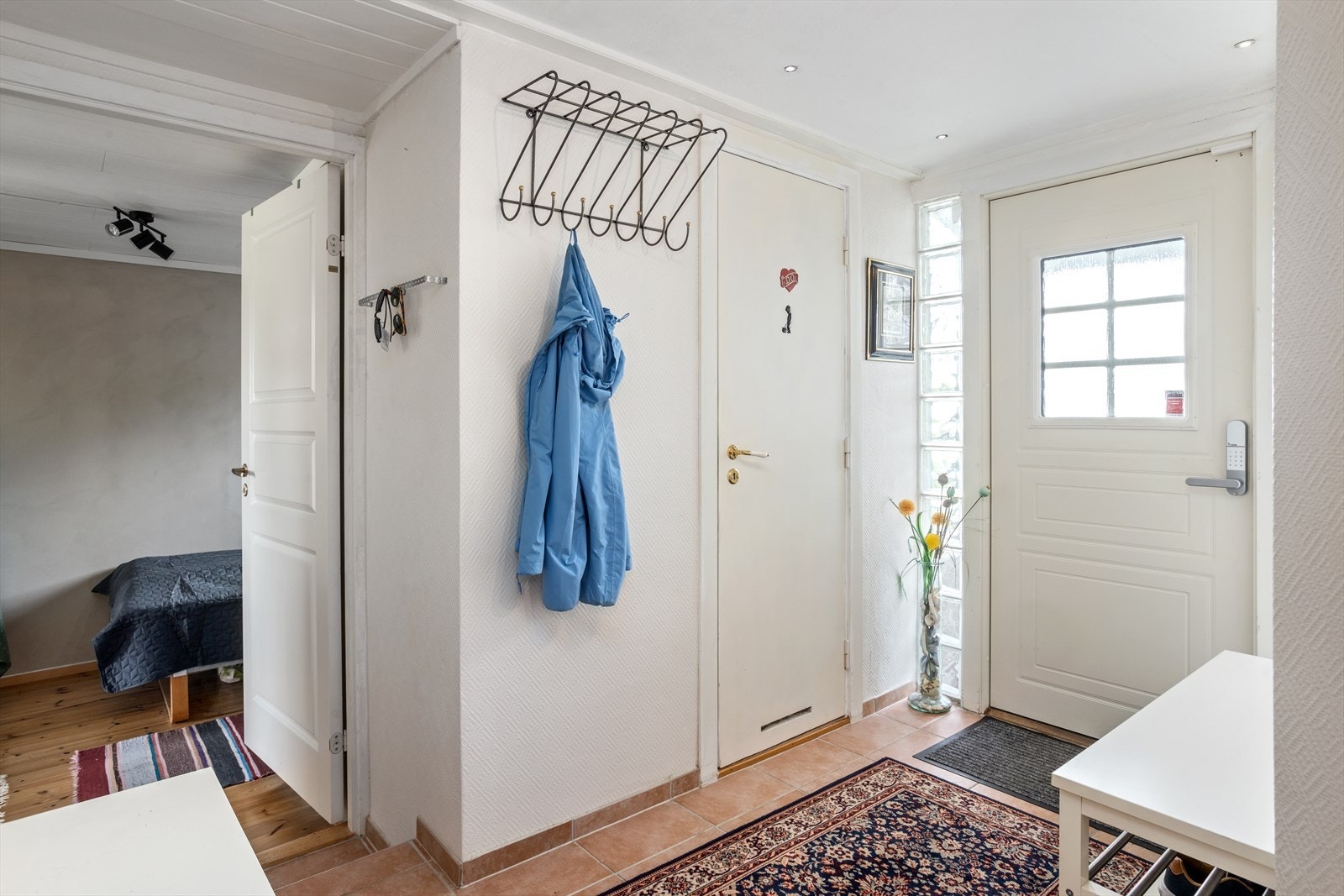 Entreen er romslig - her er det god plass til å henge fra seg yttertøyet. Galleribilde