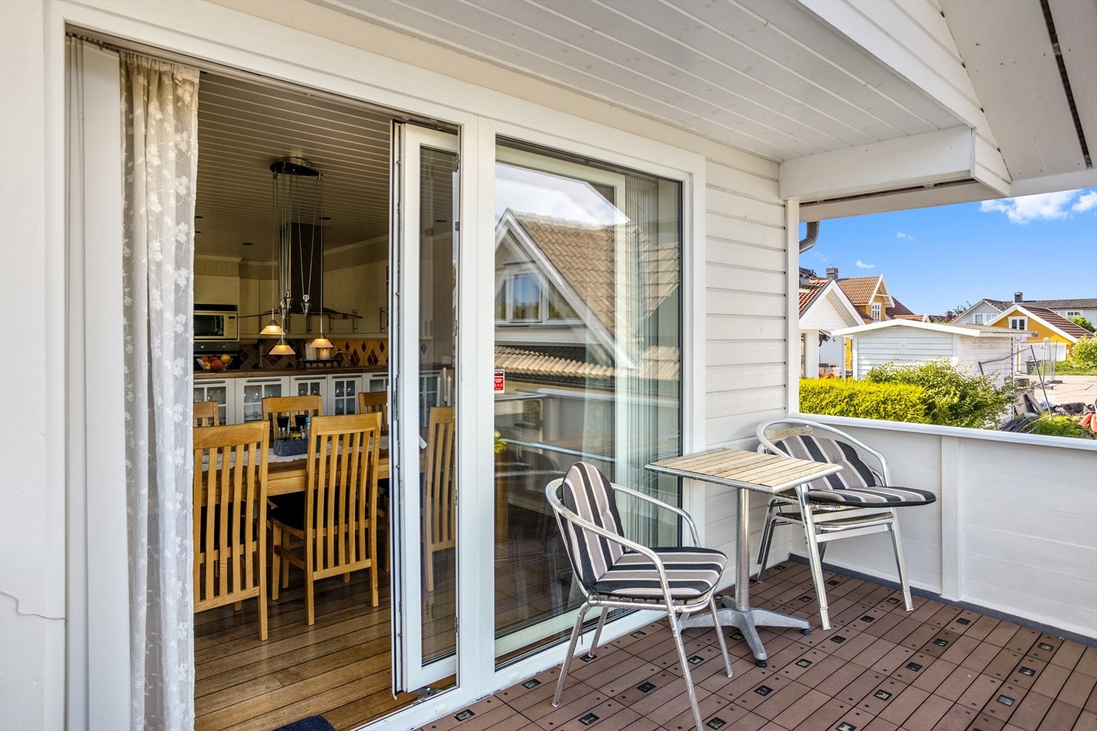 Veranda på ca. 8m² med tilgang fra kjøkken. Galleribilde