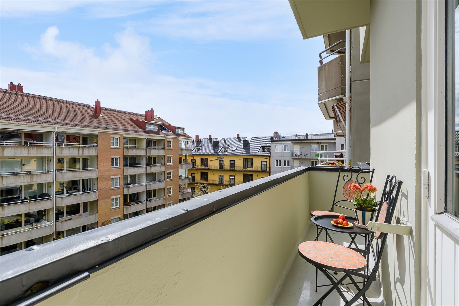 Flott sør-øst vendt brannbalkong på ca. 3 m² med plass til et hyggelig kafésett. Galleribilde