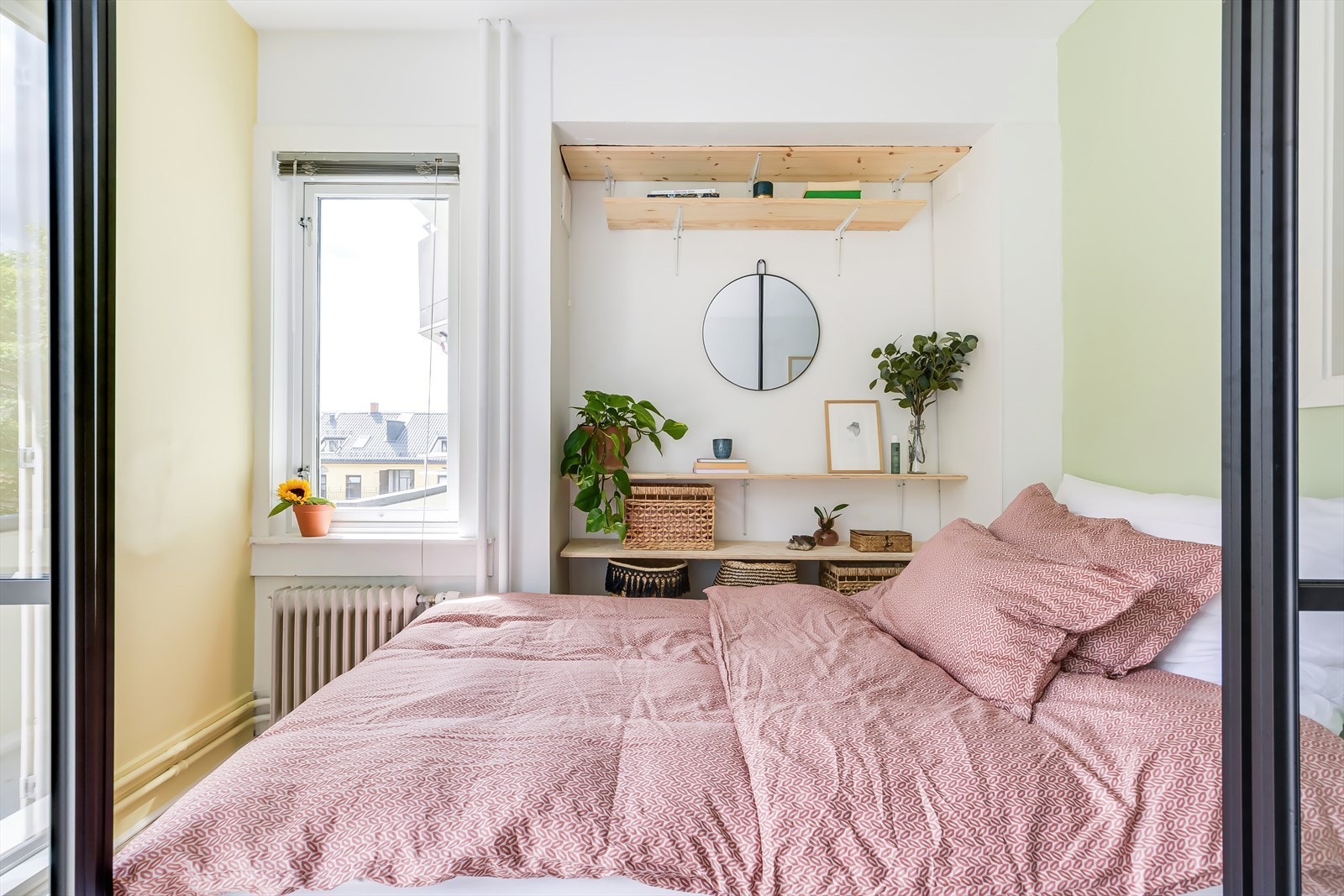 Praktisk og koselig sovealkove med plass til dobbeltseng og oppbevaring. Galleribilde