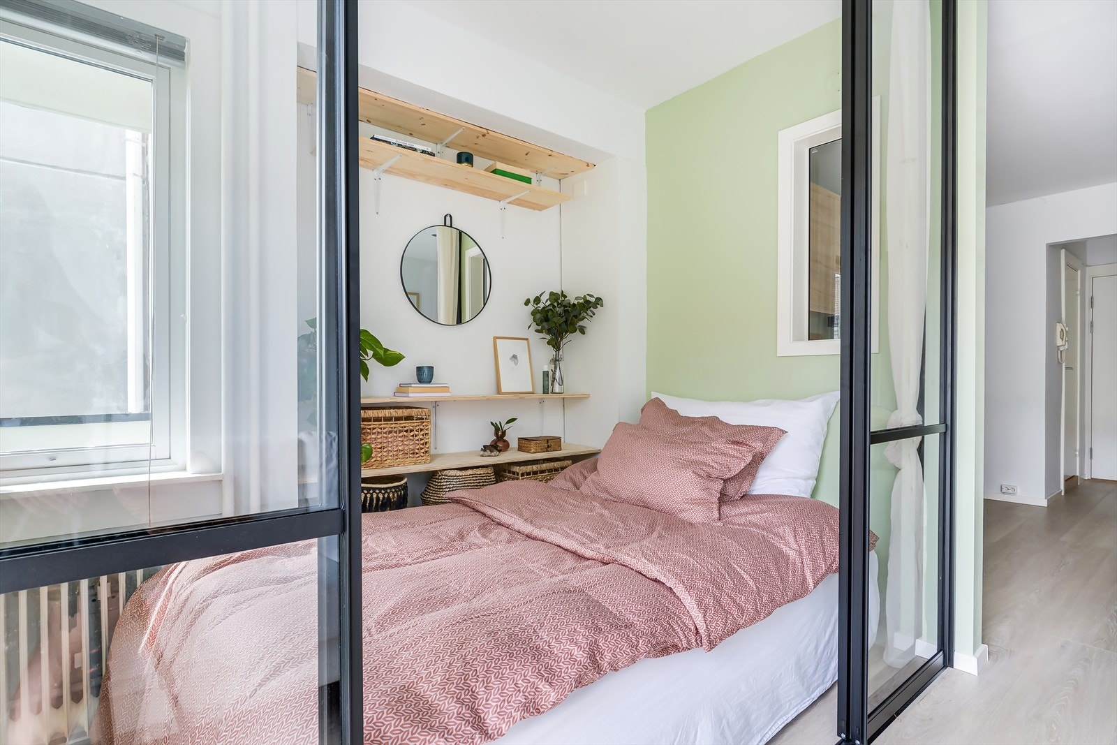 Lekker glassvegg med svart profil skiller alkoven og stuen fra hverandre. Galleribilde