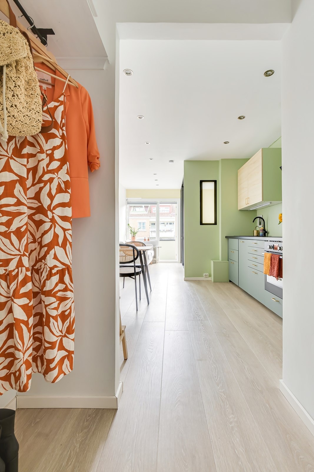 Velkommen inn - hyggelig ingangsparti med plass til oppbevaring. Galleribilde