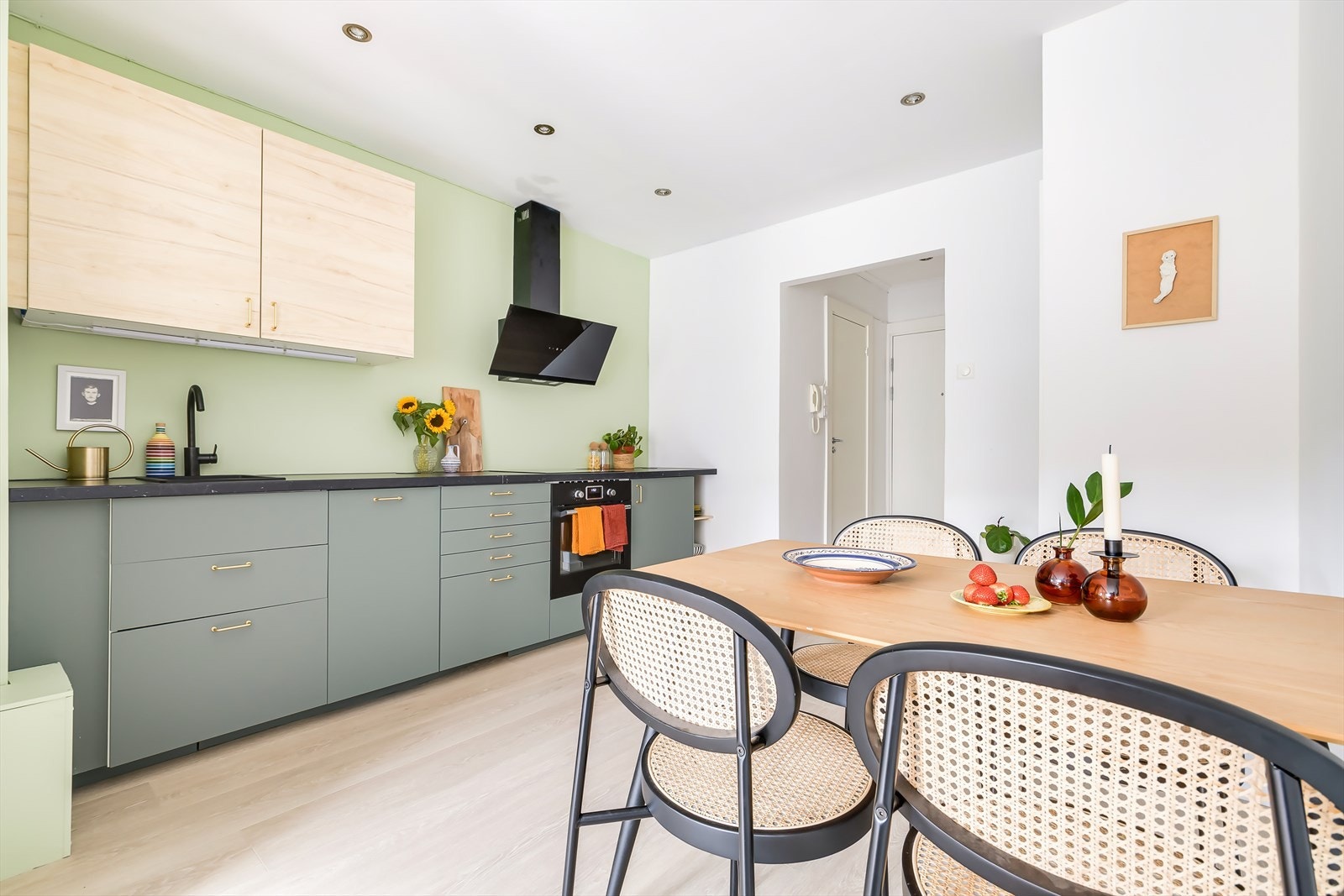 Stilrent og moderne IKEA-kjøkken fra 2021. Galleribilde