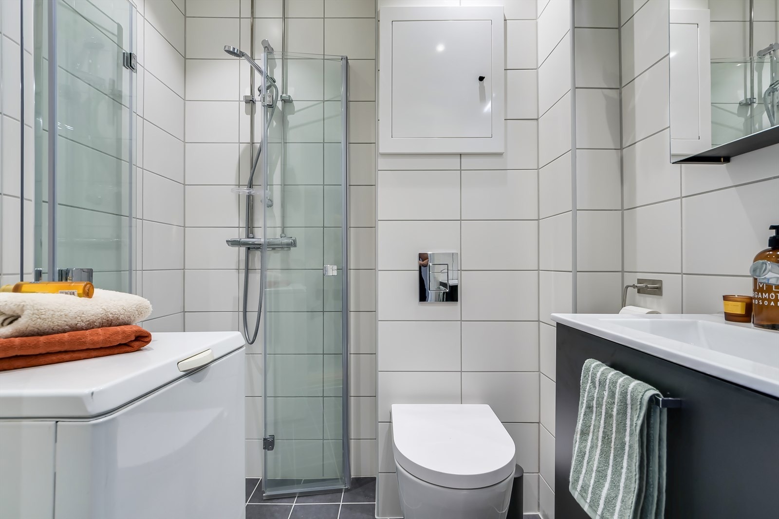 Pent flislagt bad med opplegg for vaskemaskin. Badet ble renovert i regi av sameiet i desember 2022. Galleribilde