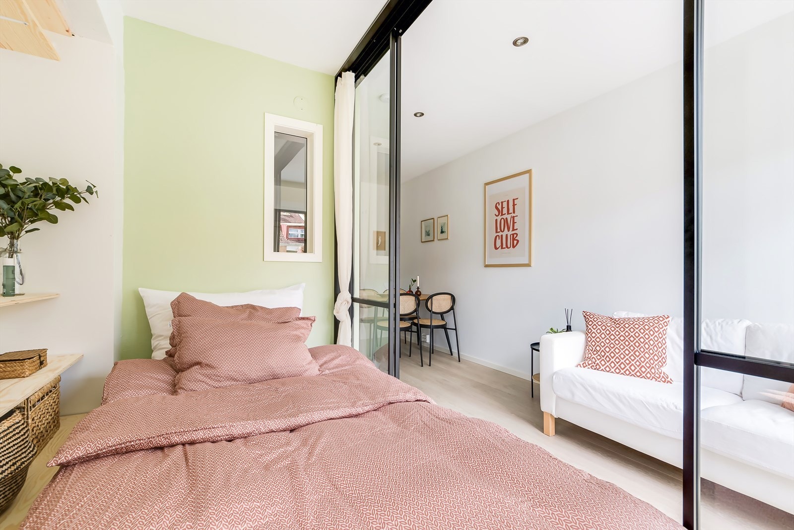 Rommet er malt i behagelige og tidsriktige farger med lyse gulv. Galleribilde