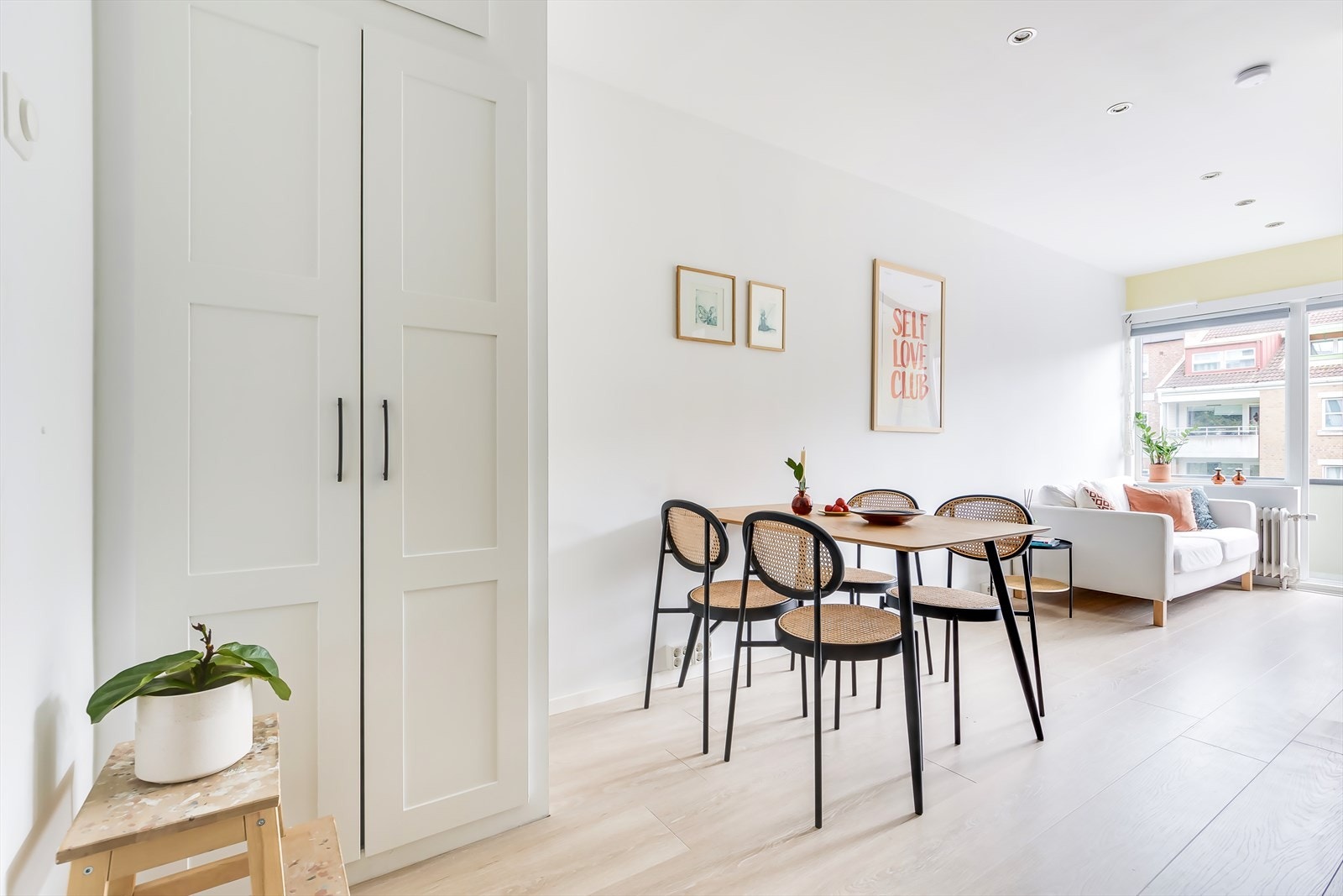 Plassen er godt utnyttet med innebygd garderobeskap. Galleribilde